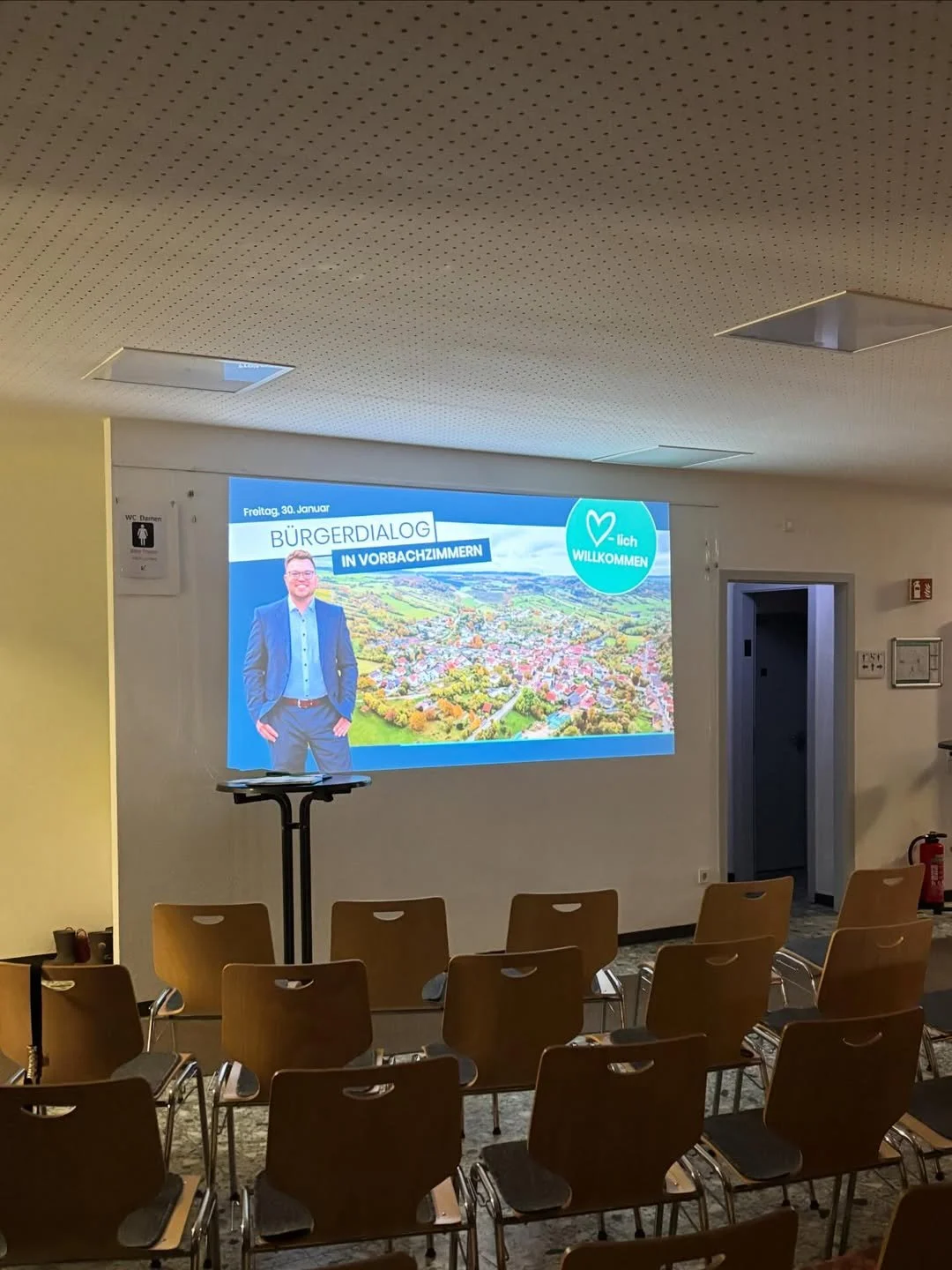 Ein gemeinschaftlicher Freitagabend im Foyer des Dorfzentrum Vorbachzimmern ☺️Viele interessiert (2).jpg