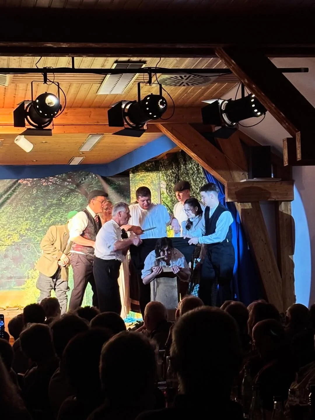 Theaterabend in Adolzhausen – Premiere mit Heimatbezug 🎭✨🌉Gestern Abend durfte ich zusammen mi (4).jpg