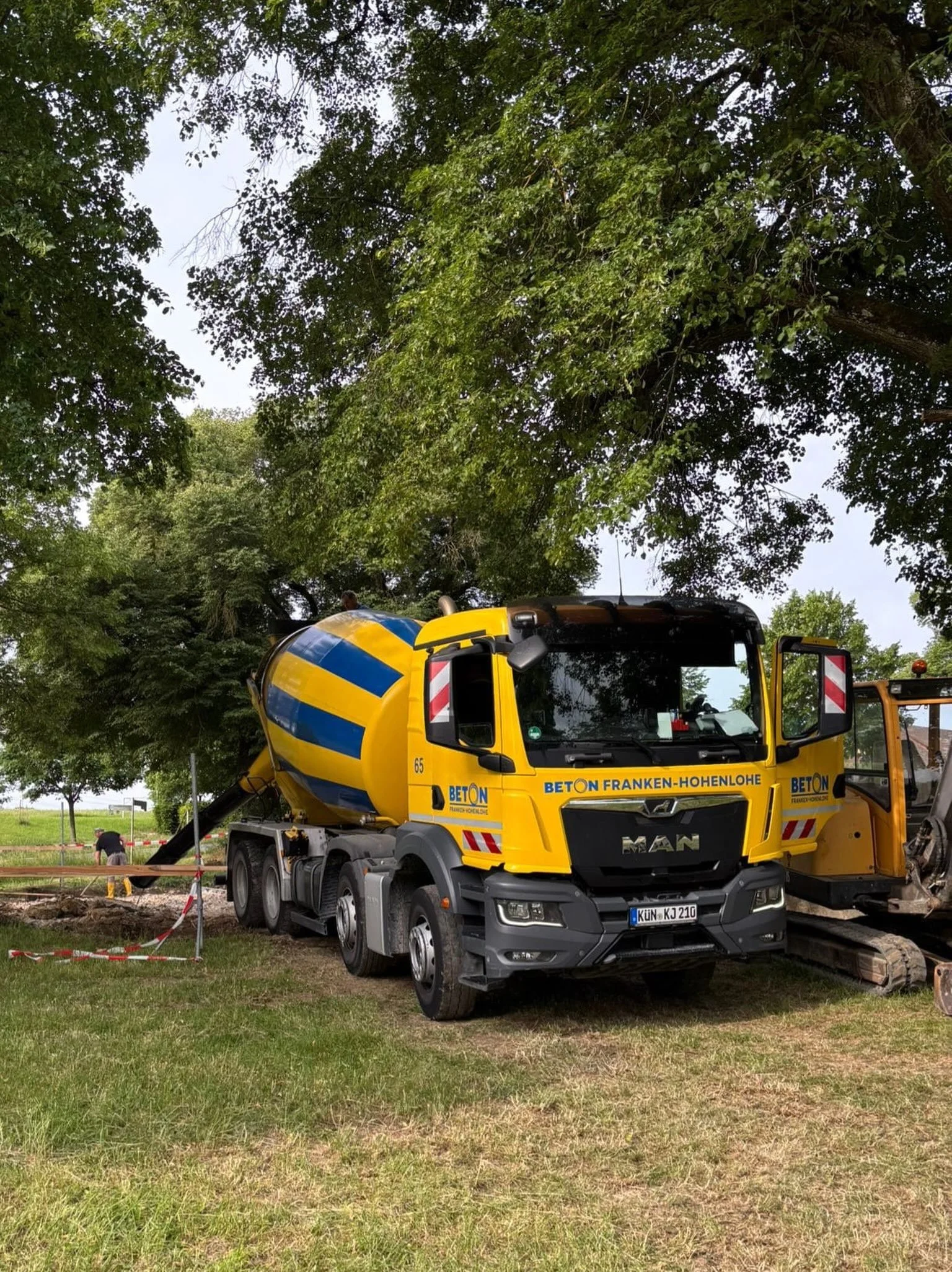🏗️ ✝️ Fortschritte beim Neubau der Aussegnungshalle am Friedhof in Adolzhausen 

Ein weiterer wichtiger Meilenstein ist erreicht: Die R&uuml;ckbauarbeiten der bestehenden Plattform wurden erfolgreich abgeschlossen. Aktuell laufen die Arbeiten zur He