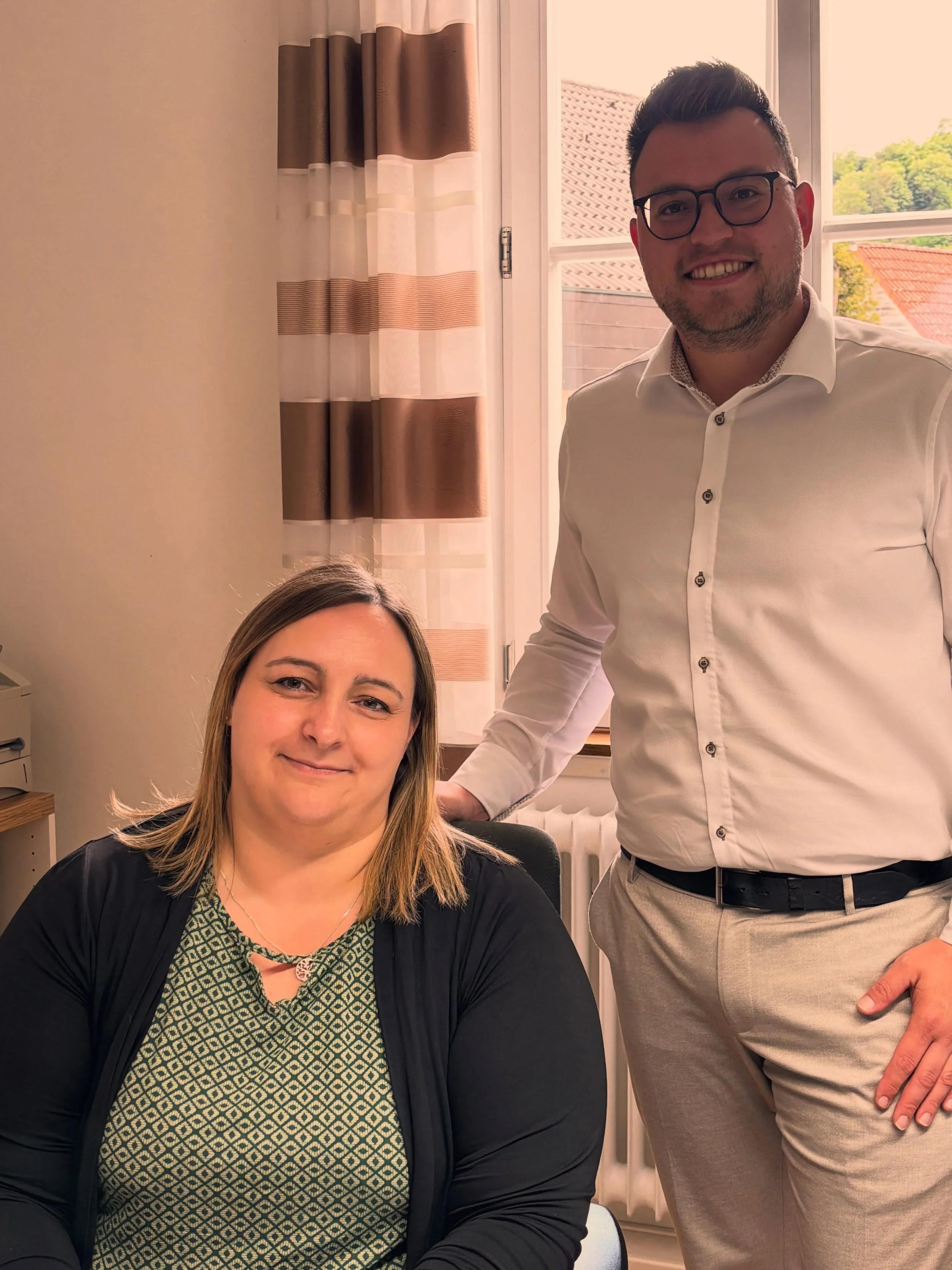 👋 Herzlich Willkommen im Rathaus!

Seit dem 01. Juni 2026 verst&auml;rkt Frau Stefanie Retzbach unser Team als Assistenz des B&uuml;rgermeisters. 😊

Mit ihrer Erfahrung, ihrem Engagement und ihrer freundlichen Art wird sie mich sowie die gesamte Ve