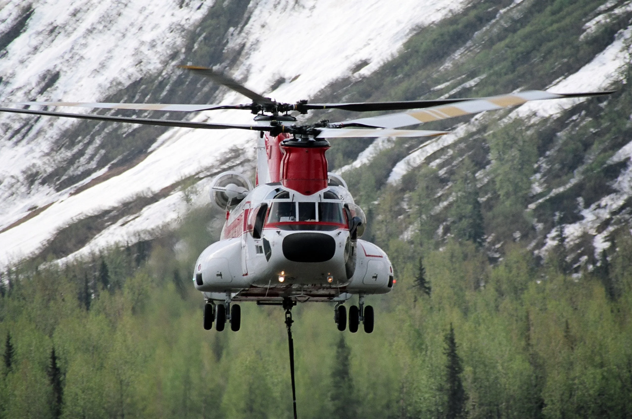 How Helicopters Support Wildfire Firefighting in Canada