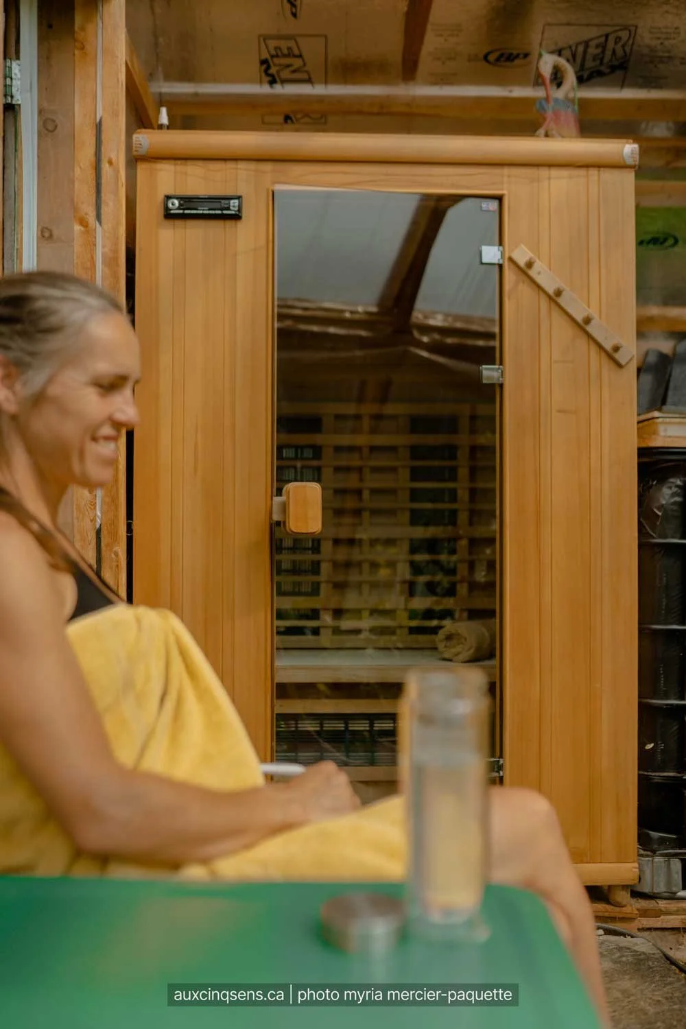 personne-devant-le-sauna-dans-la-serre-solaire-activite-espace-detente-aspect23.jpg