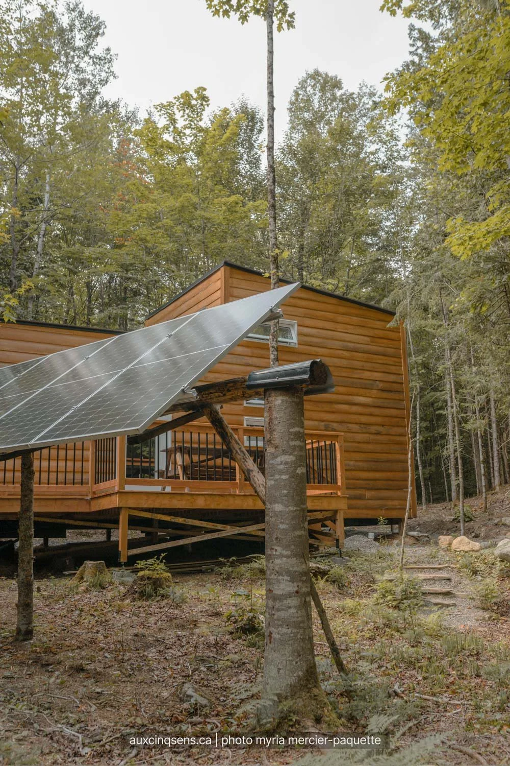panneaux-solaires-et-exterieur-de-la-mini-maison-yarha-aspect23.jpg