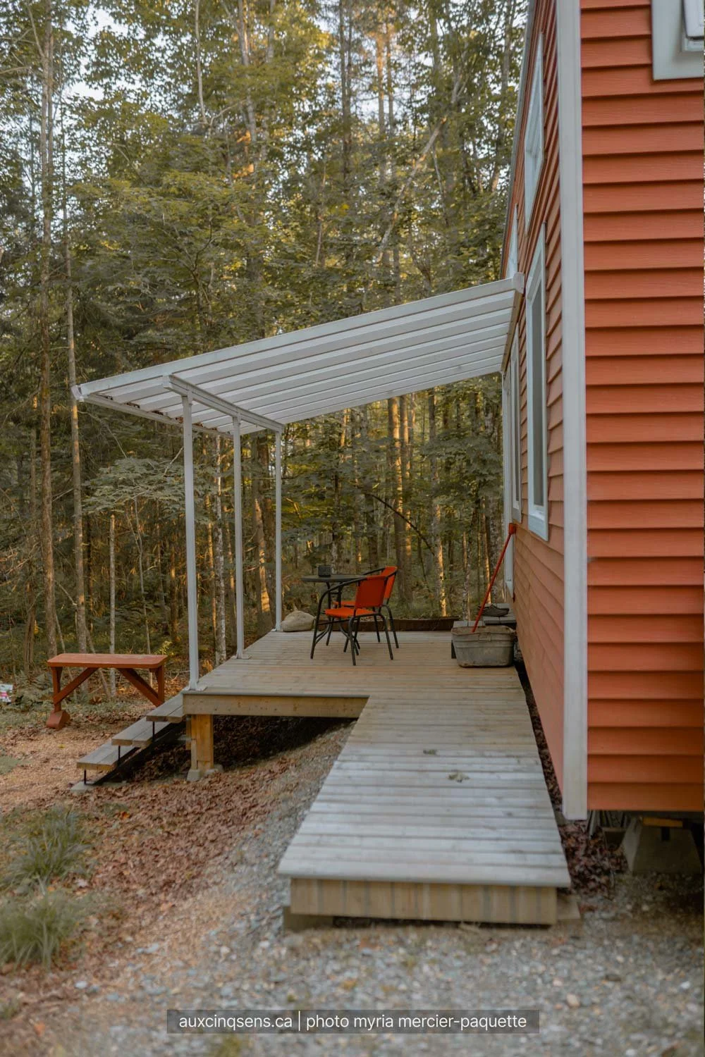 vue-sur-la-foret-et-le-patio-exterieur-couvert-de-la-mini-maison-yahndawa-aspect23.jpg