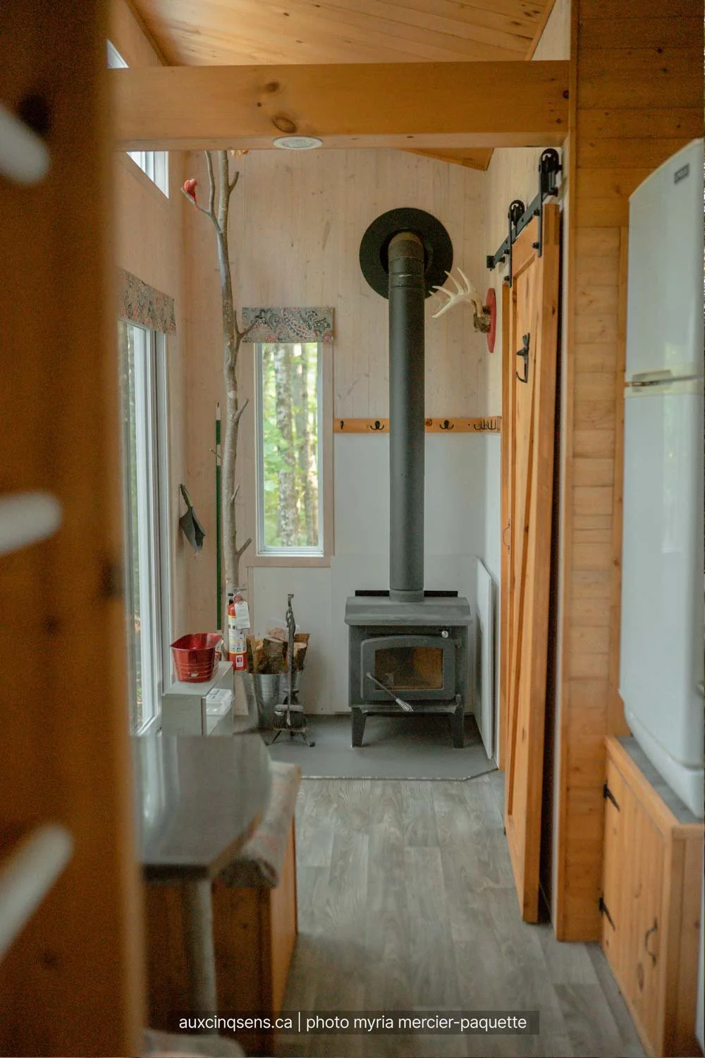 poele-a-bois-et-table-a-manger-de-la-mini-maison-yahndawa-aspect23.jpg
