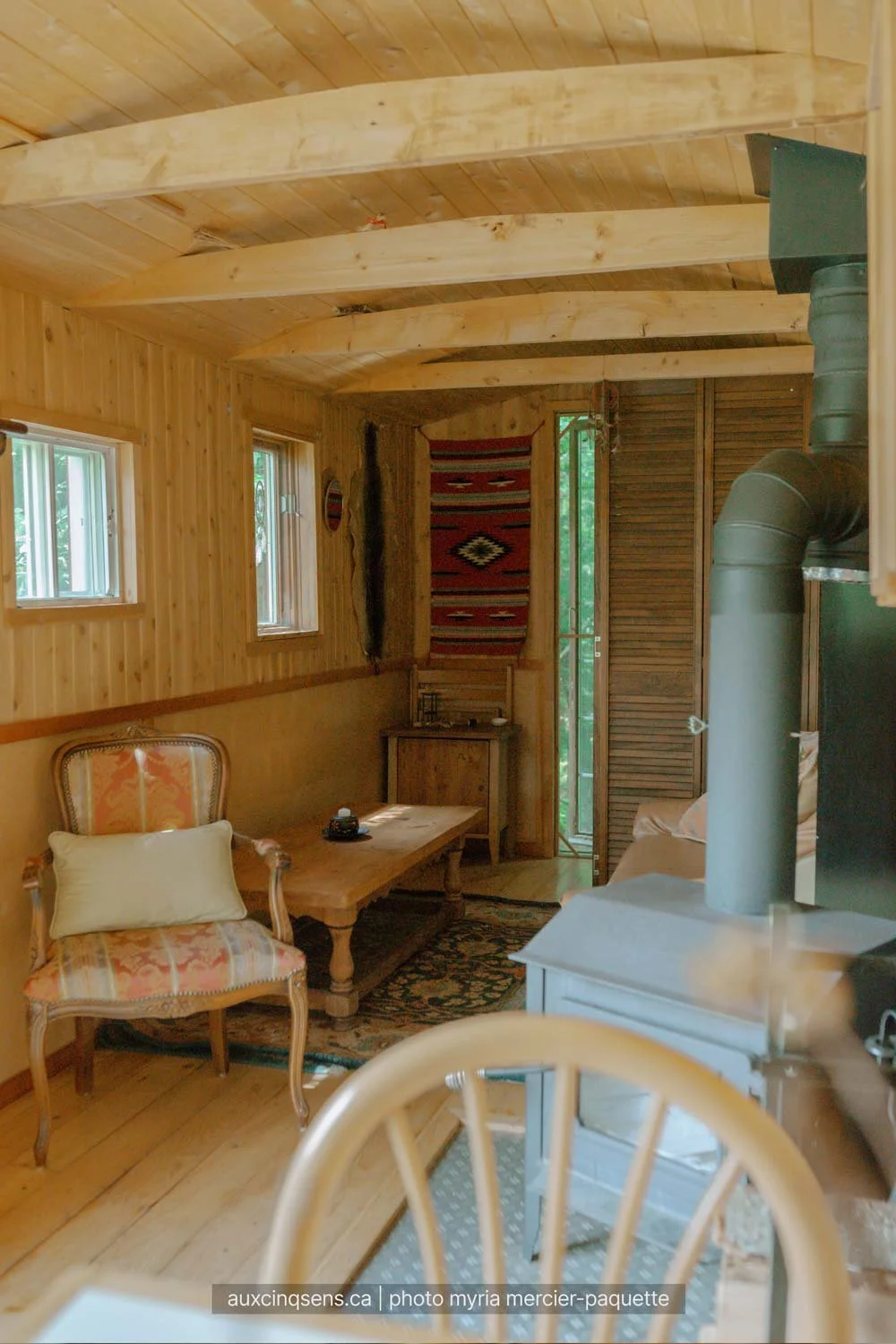 poele-a-bois-dans-le-salon-de-la-mini-maison-ehta-aspect23.jpg