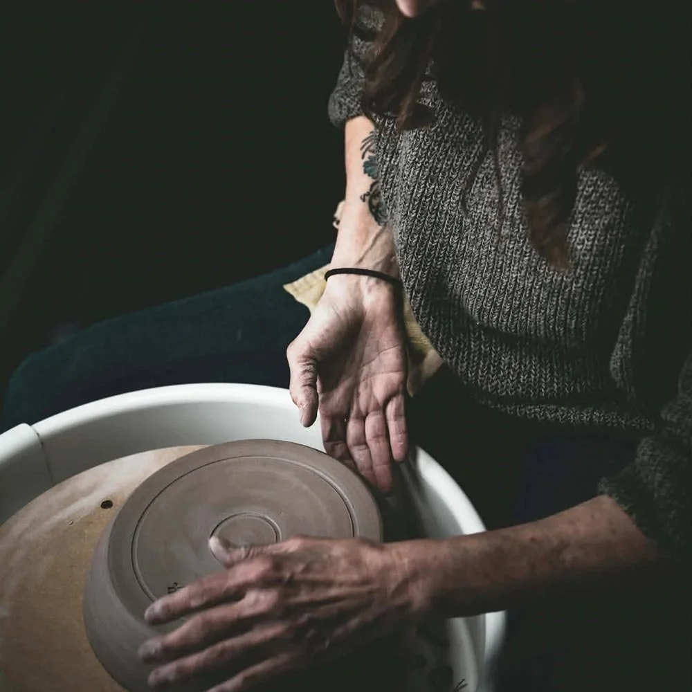 Artisane céramiste Suzie Duchesneau fabricant une pièce de poterie dans son atelier