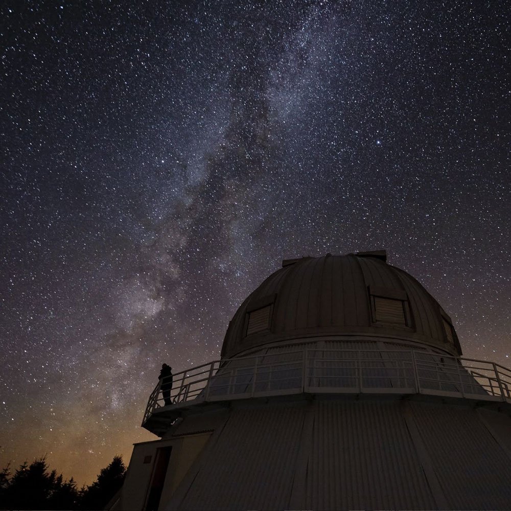Observatoire astronomique du Mont Mégantic sous la voie lactée illuminant le ciel