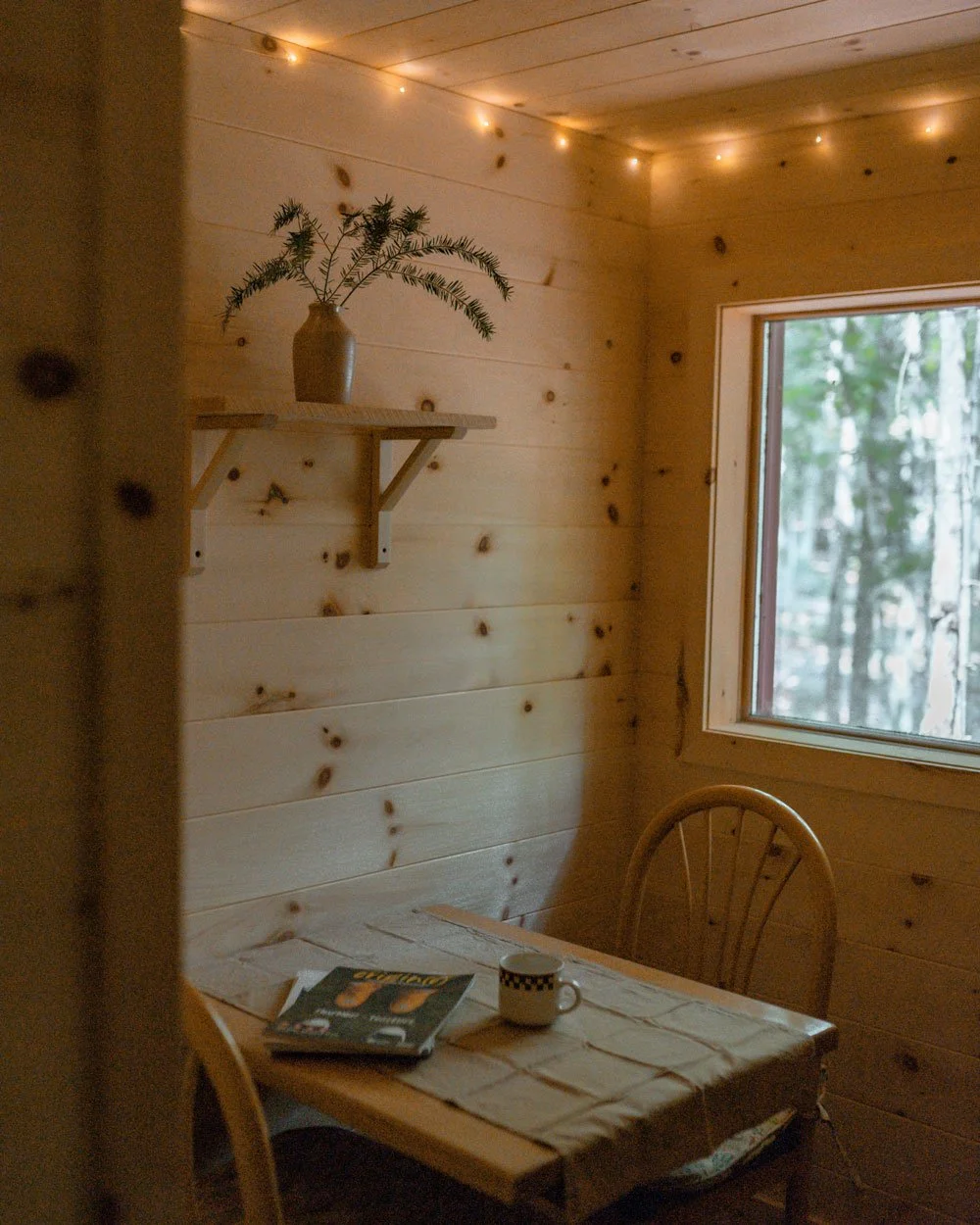 Un temps de lecture inspirant dans le mini-chalet du Chevreuil.