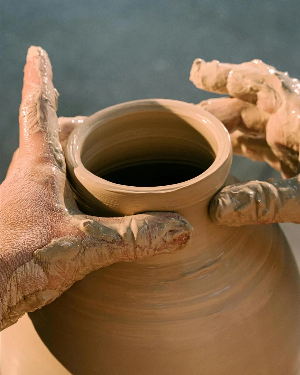 Pièce de poterie avec les mains de l'artisan qui la façonne