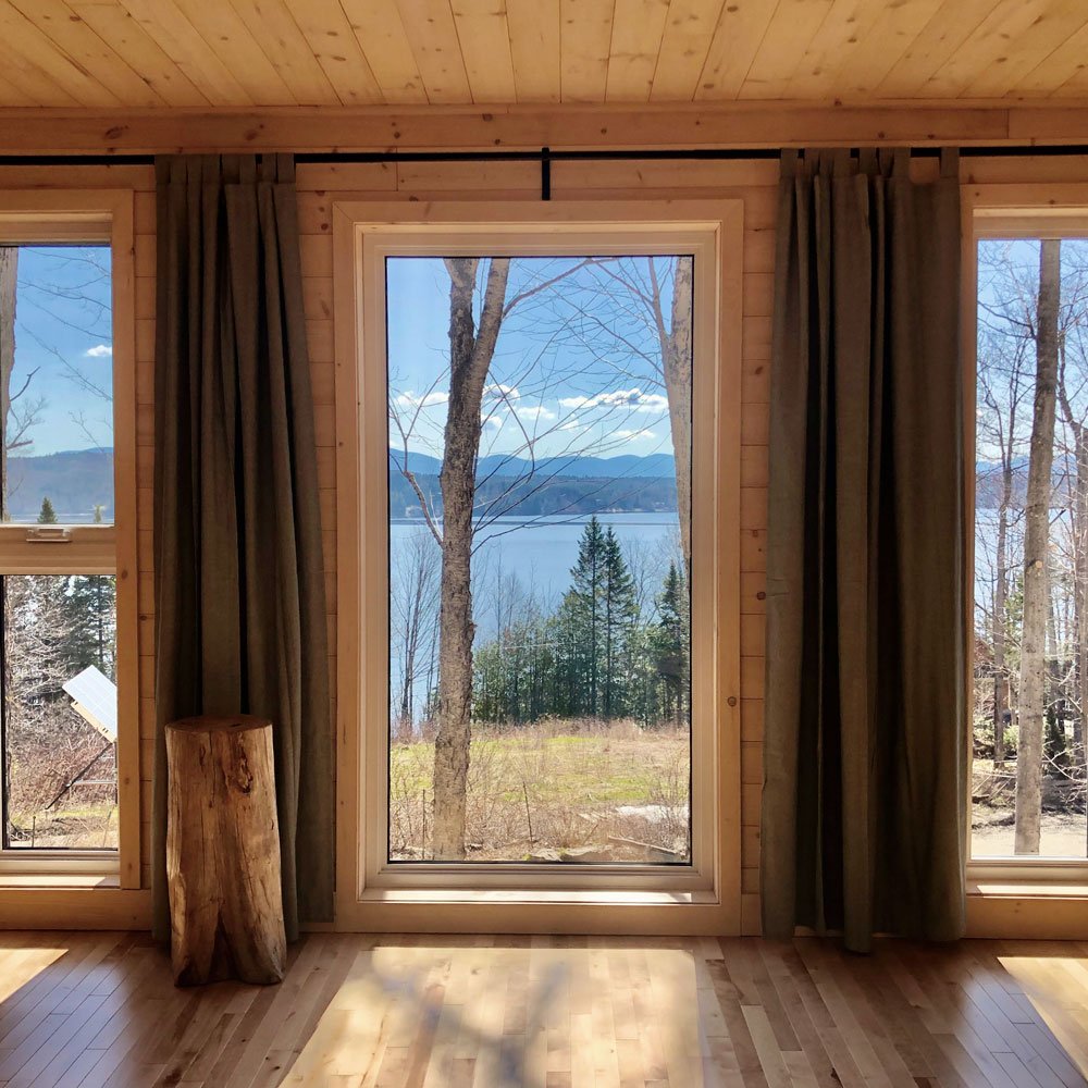 alle de l'éco-chalet Ontara avec vue sur le lac Mégantic où se déroulent certaines activités de groupe de reconnexion avec la sagesse ancestrale.