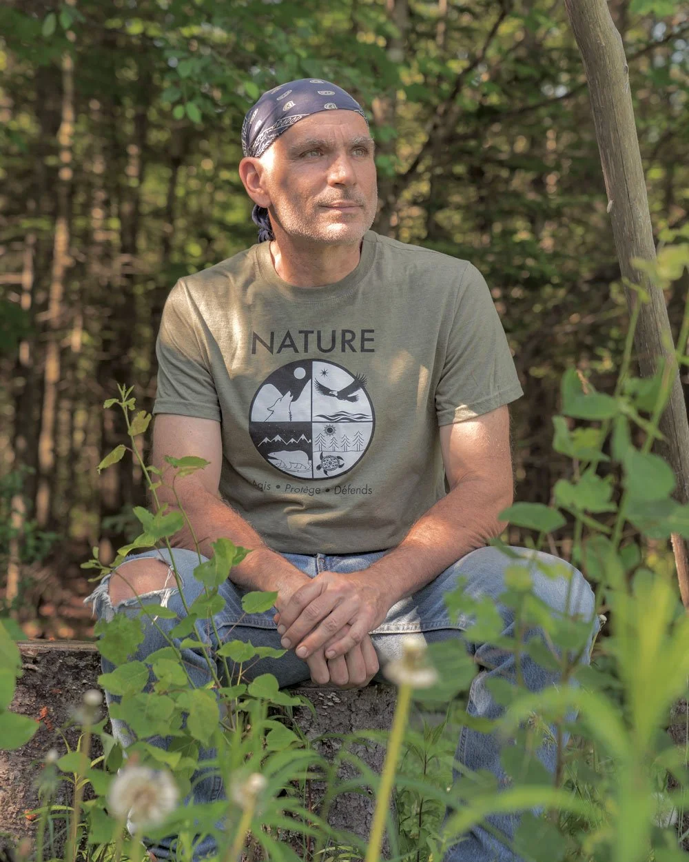 Benoit dans la forêt qui prend soin du lieu, de la nature et animateur des activités.