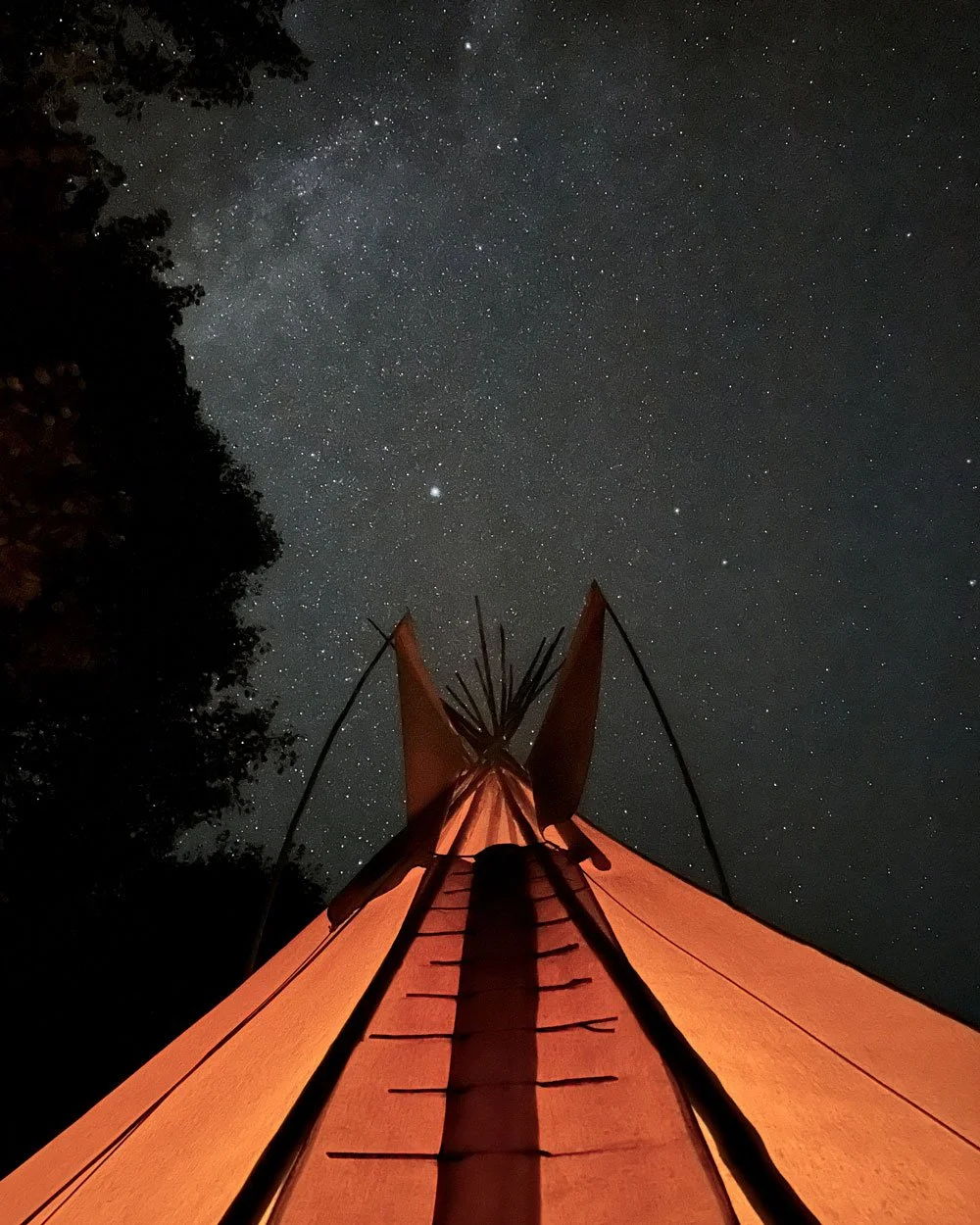 Vue magnifique de notre tipi sous le ciel étoilé Aux Cinq Sens