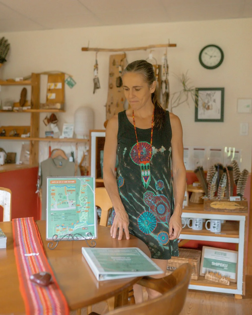 Votre hôte Paule à l'accueil-boutique, précieuse conseillère pour les séjours Aux Cinq Sens.