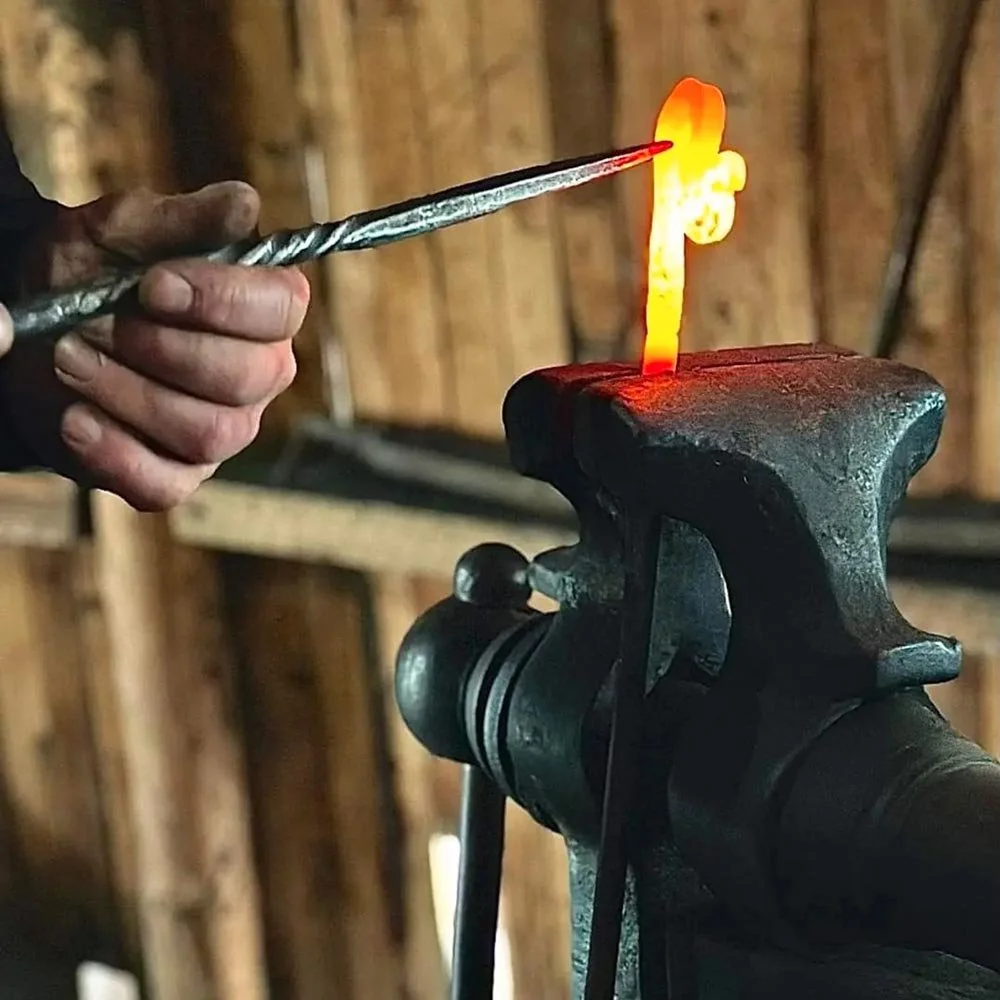 Artisan coutelier travaillant dans son atelier