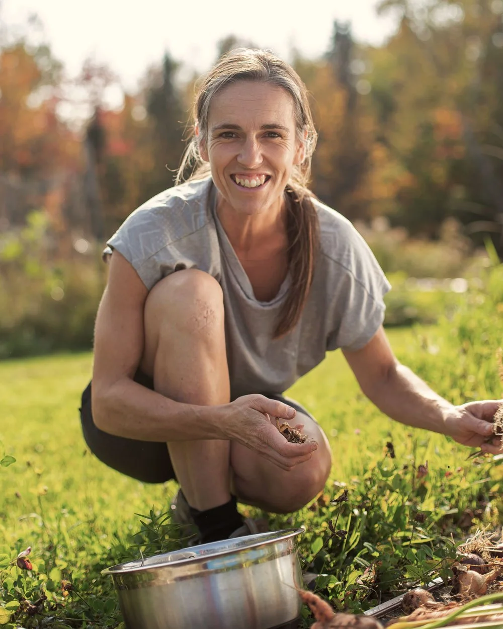 Paule au jardin en permaculture, fondatrice d'Hébergement aux Cinq Sens à Piopolis.