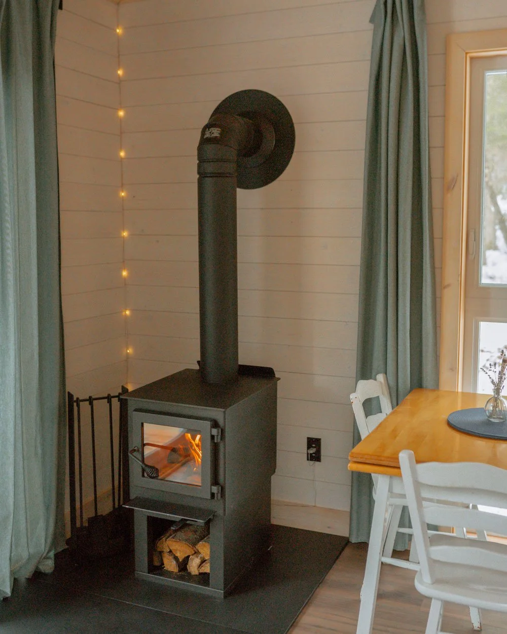 Moment de calme près du poêle à bois dans la mini-maison Yarha.