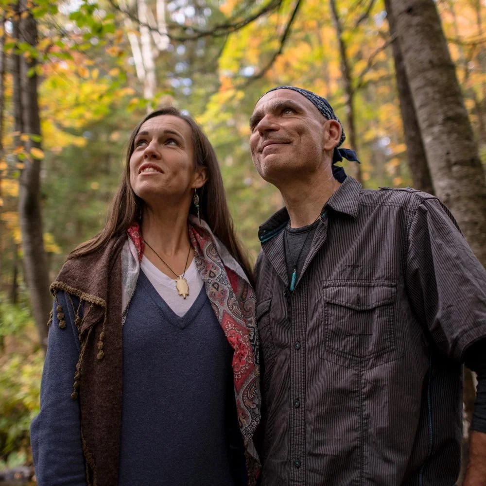 Paule et Benoit réunis autour d’un projet commun, illustrant la rencontre fondatrice et la vision partagée d’Aux Cinq Sens.