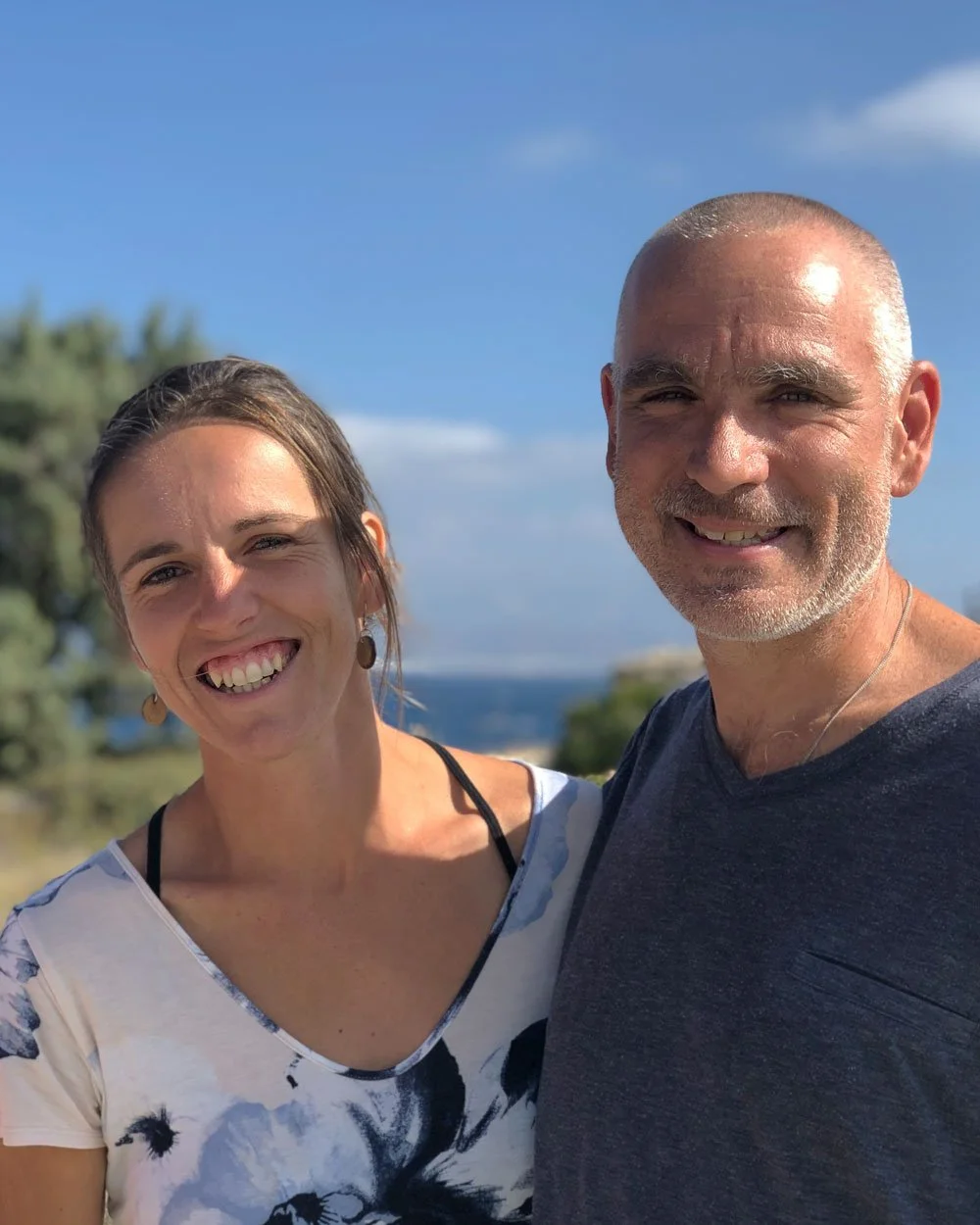 Vos hôtes, Paule et Benoit, présents tout au long des séjours pour une expérience humaine et cohérente Aux Cinq Sens.