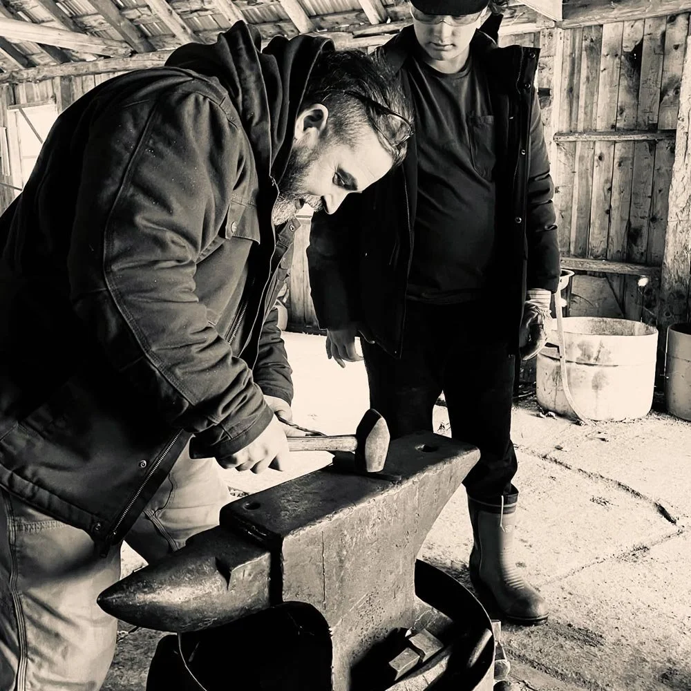 Etienne Verreault, artisan coutelier travaillant dans sa forge avec son invité