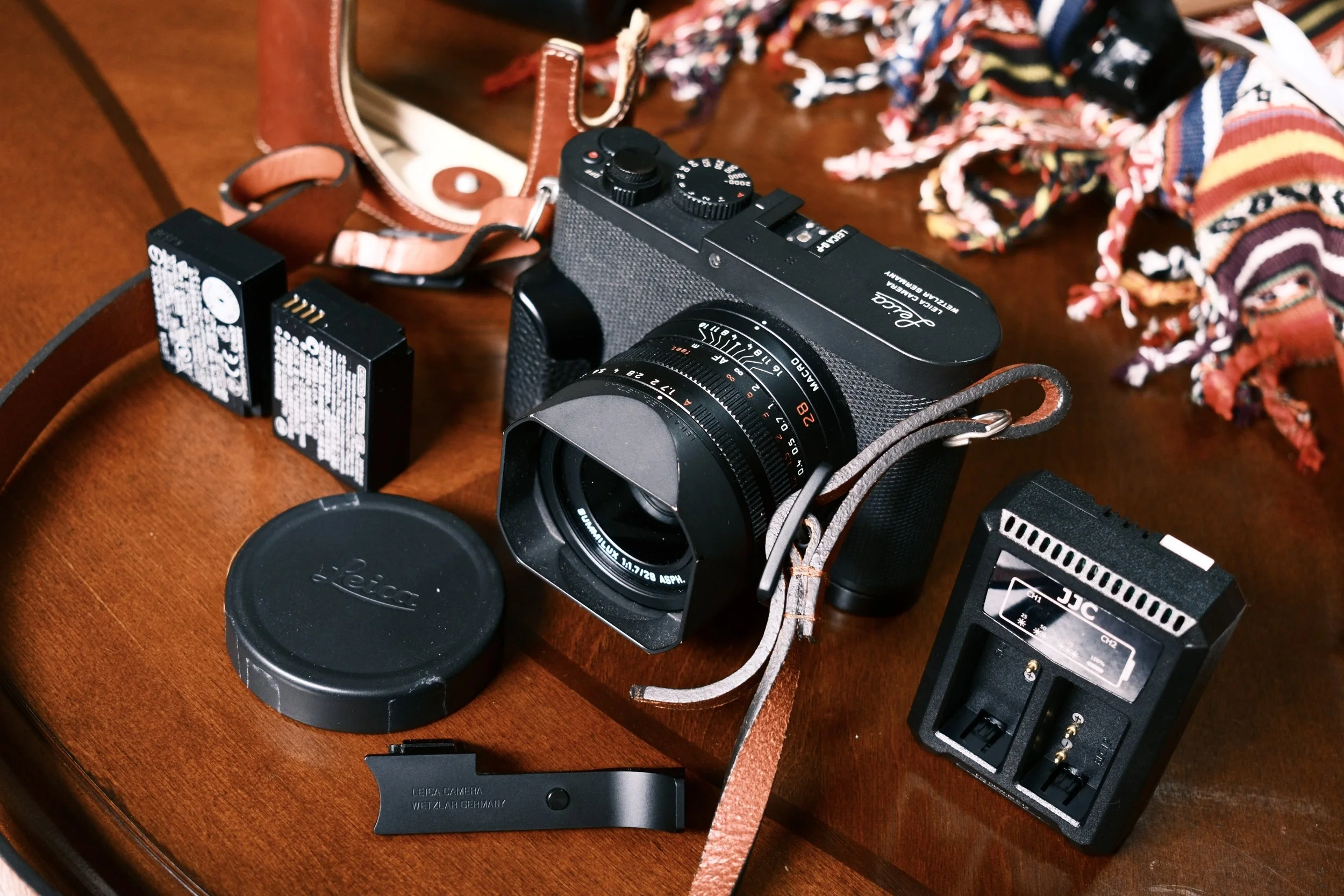 Leica Q-P — full frame compact “stealth Leica” lista para calle (con 3 baterías originales + cargador dual)