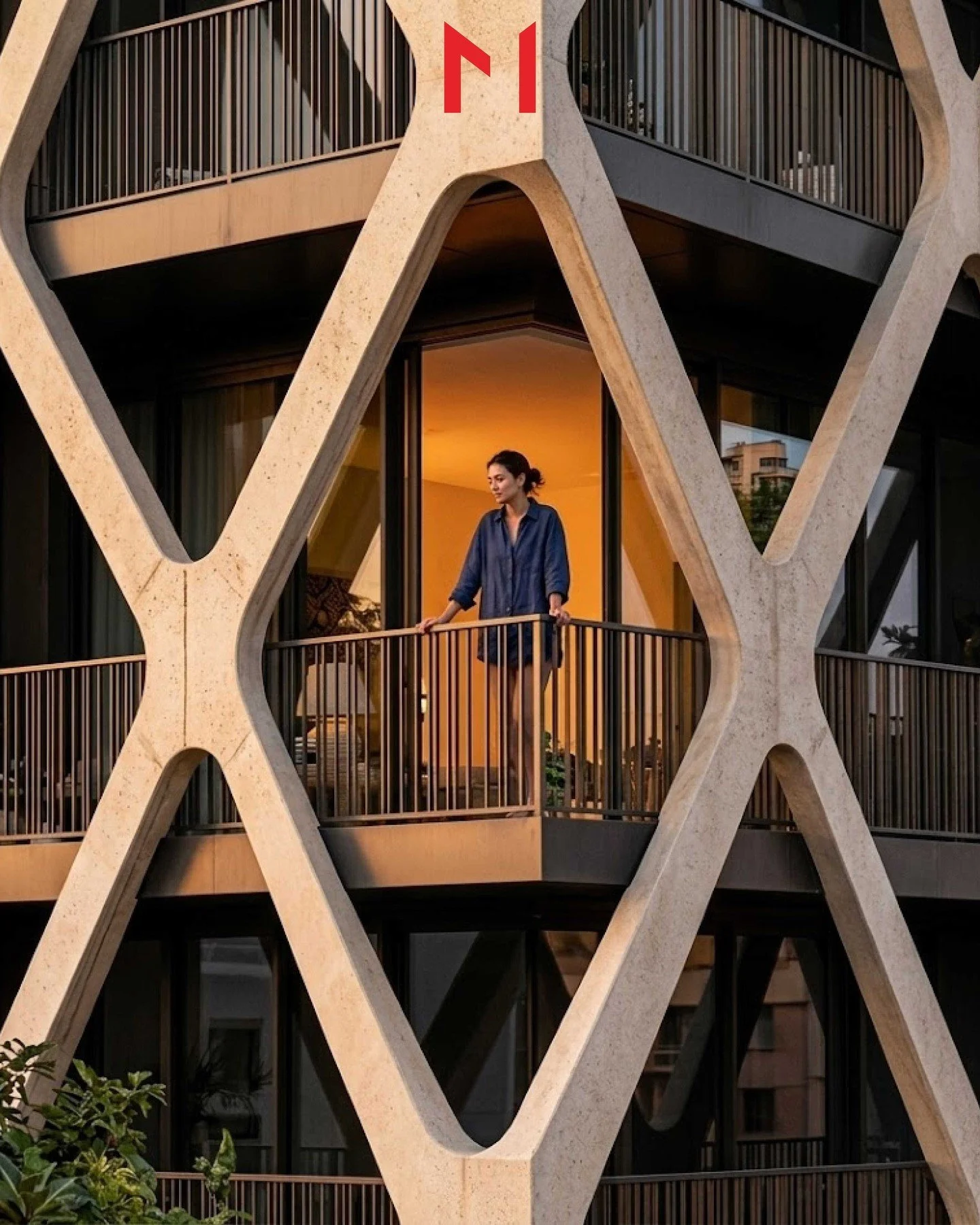 CASA RHOMBUS &mdash; VLOR&Euml;

Nj&euml; moment i thjesht&euml;, i kthyer n&euml; luks.
Drit&euml; e ngroht&euml;, qet&euml;si dhe nj&euml; hap&euml;sir&euml; q&euml; t&euml; p&euml;rket vet&euml;m ty n&euml; zem&euml;r t&euml; Vlor&euml;s.

Fasada 