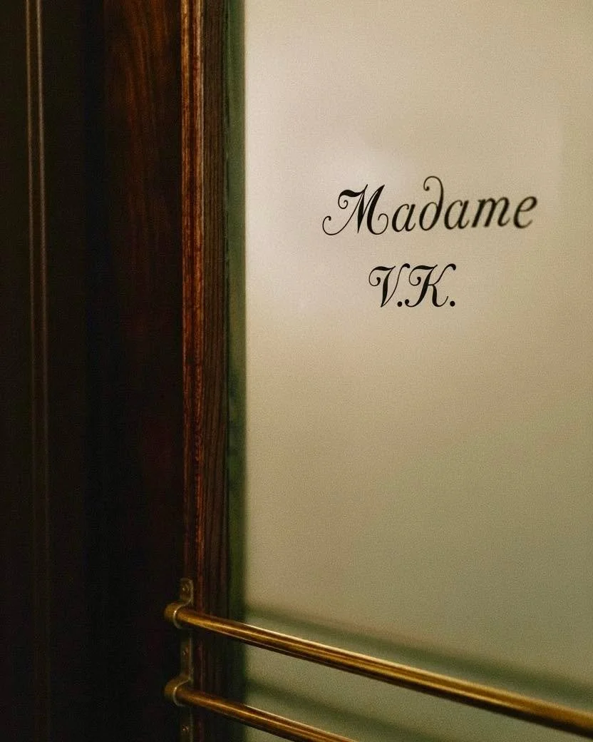 Maison Viveka on talo, jossa ideat syntyv&auml;t ja jalostuvat strategioiksi. Visiot muuntuvat teoiksi. ✨

Mutta samalla ovi on aina avoinna niille, jotka haluavat kulkea rohkeasti kohti kasvua ja uudistumista.

Mit&auml; sin&auml; toivoisit l&ouml;y