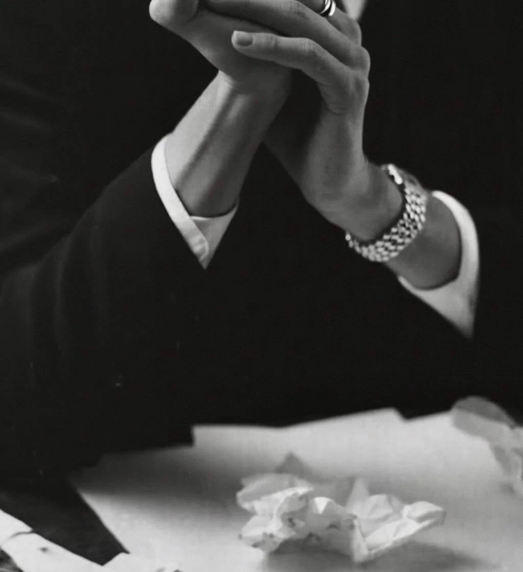 Selkeytt&auml; ei synny kiireess&auml;.
Se syntyy pys&auml;htymisest&auml;.

Joskus ensin on v&auml;h&auml;n kaaosta.
Muutama rutistettu paperi, sata ajatusta ja tunteita, jotka eiv&auml;t viel&auml; taivu sanoiksi.

Ja sitten kokonaisuus alkaa kirka