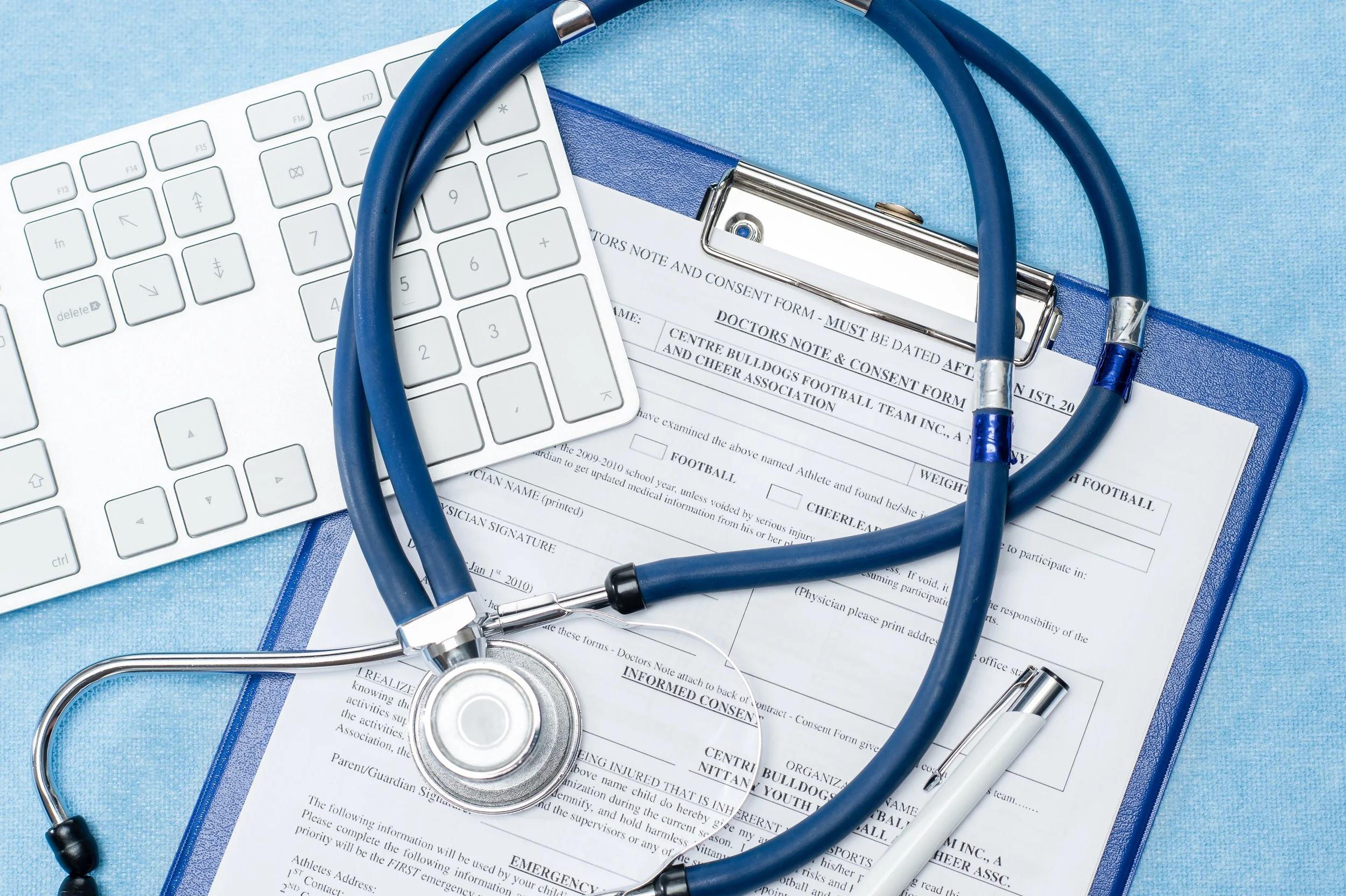 stethoscope-laying-over-doctors-emergency-report-medical-documentation-SBI-300904618.jpg