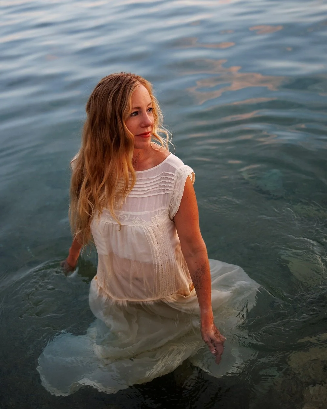 A few weeks ago, I asked my dear friend @maggierifeponce to do a sunrise photoshoot with me&hellip;there had been so much change and growth in my life over the last year, I wanted to capture some shots with nature and the elements as the backdrop.

S