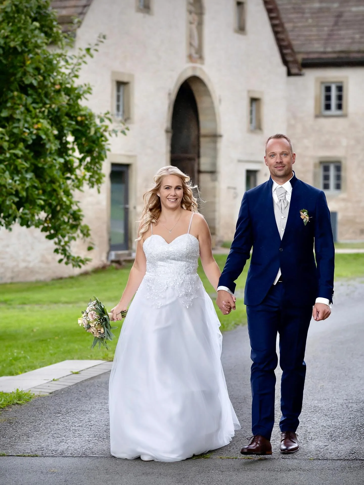 Zwei Herzen, ein Weg – für immer gemeinsam.
#baddriburg #höxter #paderborn #heirateninbaddriburg #heirateninhöxter #heirateninpaderborn #fotografbaddriburg #fotografhöxter #fotografpaderborn #hochzeitsfotografowl #hochzeits