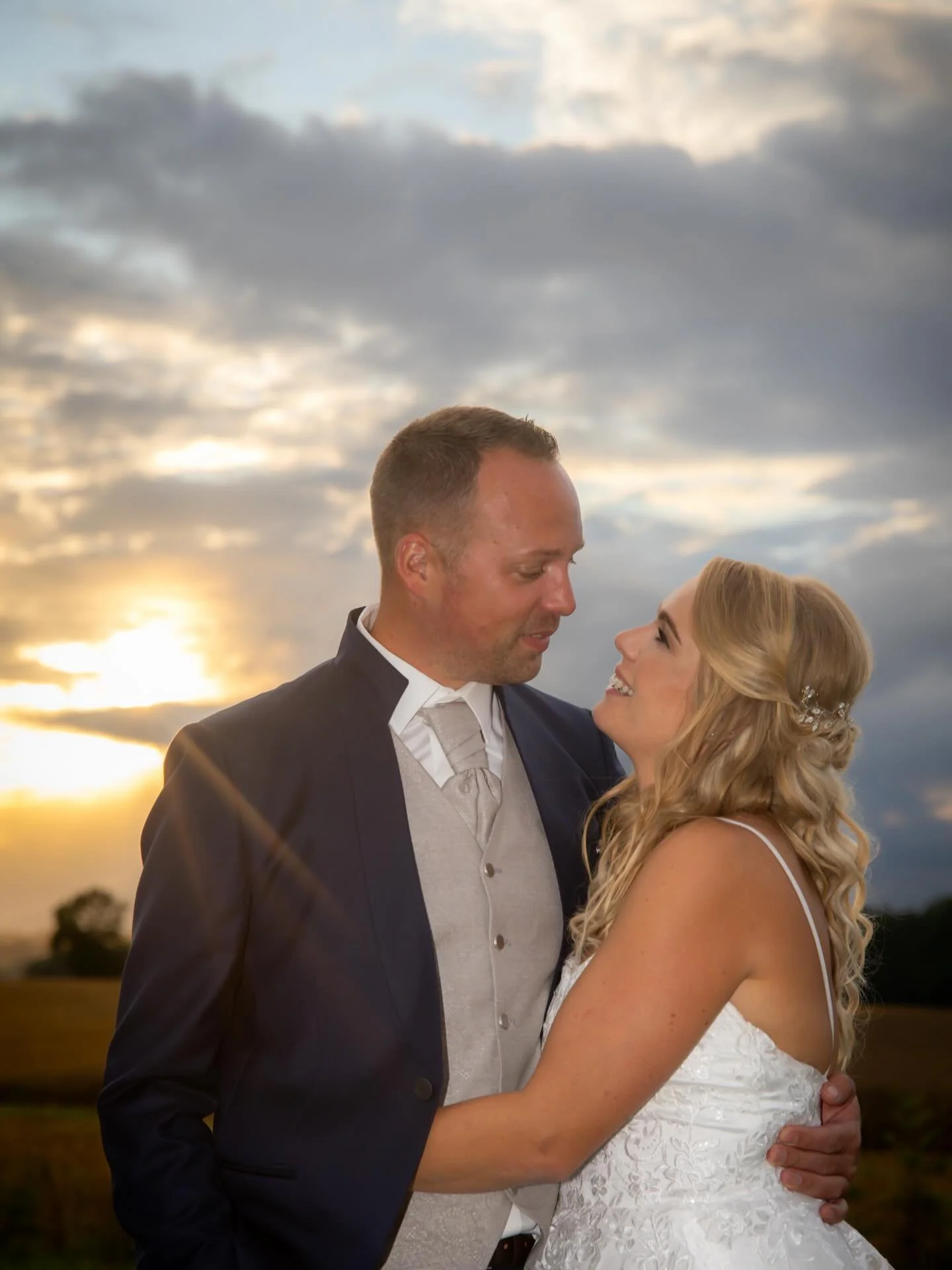 „Wo die Sonne den Himmel küsst, spürt man die Liebe im Herzen.“
#baddriburg #höxter #paderborn #heirateninbaddriburg #heirateninhöxter #heirateninpaderborn #fotografbaddriburg #fotografhöxter #fotografpaderborn #
