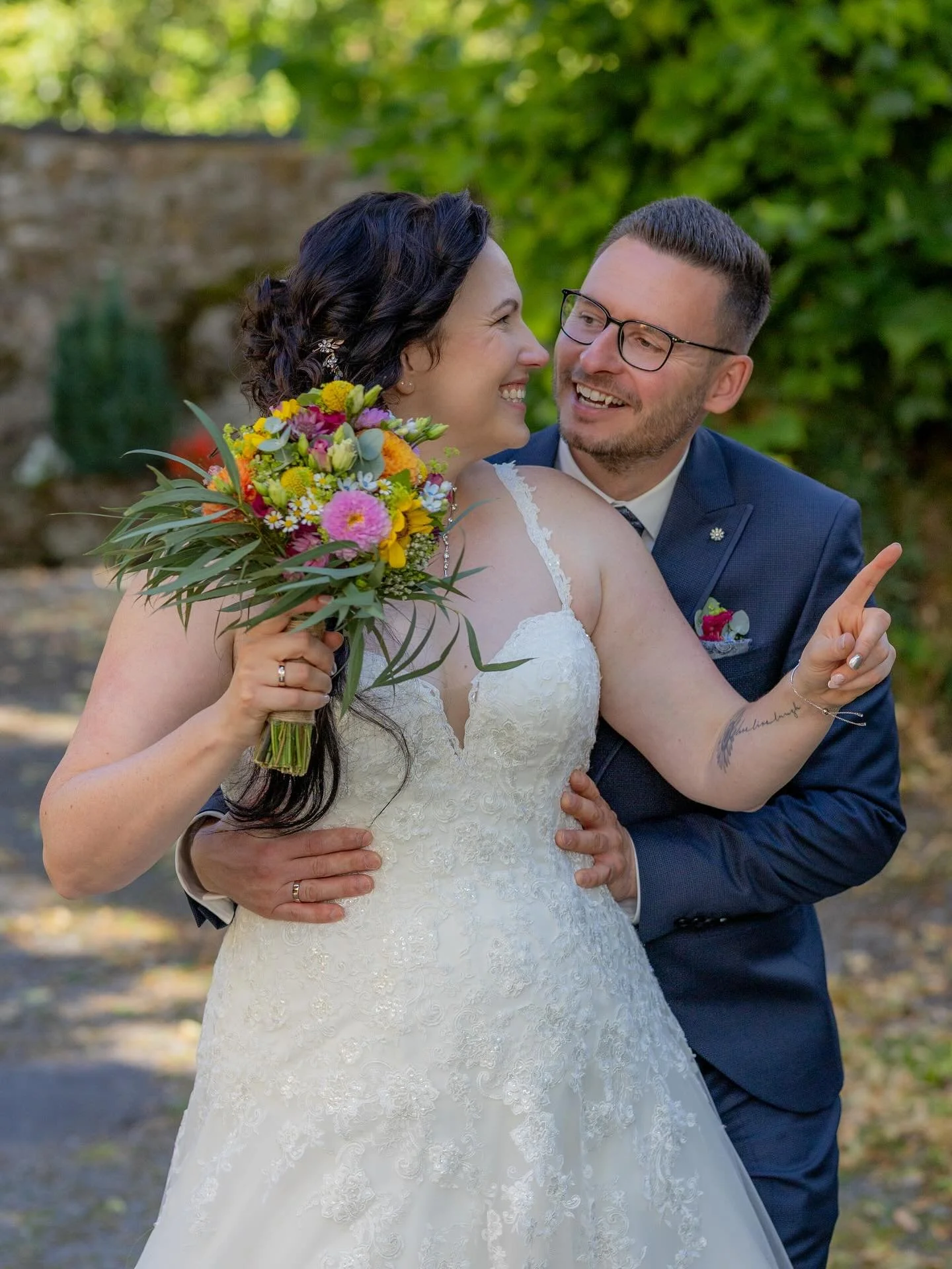 „So viel Spaß beim Brautpaarshooting – genau so soll es sein!“
#baddriburg #höxter #paderborn #heirateninbaddriburg #heirateninhöxter #heirateninpaderborn #fotografbaddriburg #fotografhöxter #fotografpaderborn