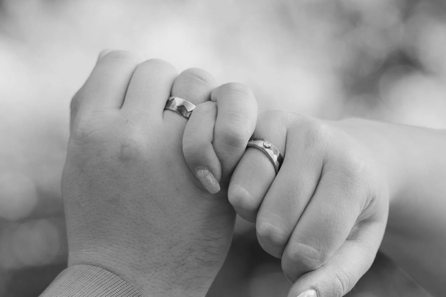 Es sind oft die kleinen Dinge, die eine Hochzeit unvergesslich machen:
die zarten Blumen auf dem Tisch, die handgeschriebene Einladung, das Funkeln der Ringe im Sonnenlicht. ✨
Diese Details erzählen eure Geschichte – ehrlich, authentisch u