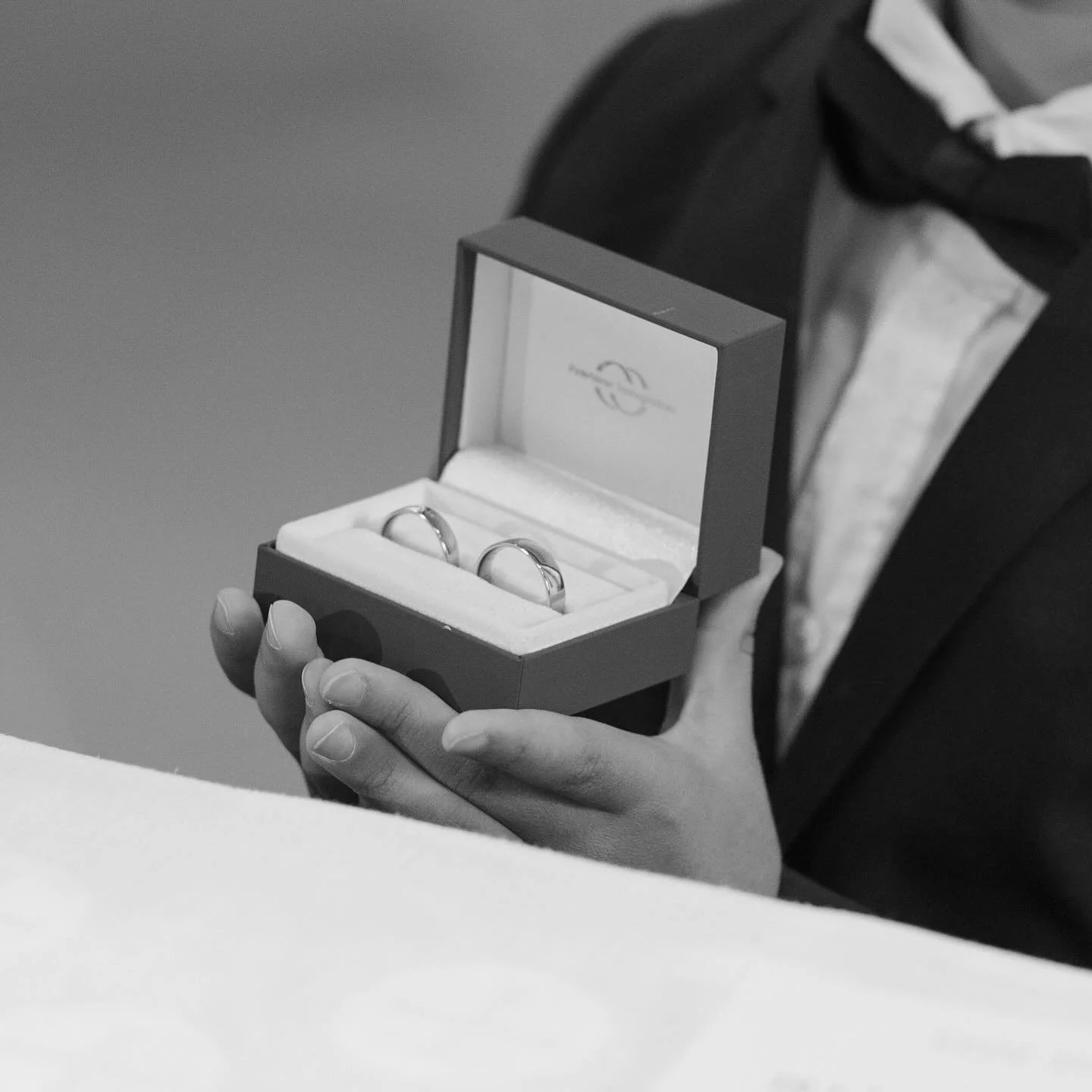 Die Ringe. Klein, aber doch so viel Bedeutung.
Jedes Paar sucht sie mit viel Liebe aus, und doch werden sie am Hochzeitstag fast zur Nebensache, daher finde ich es wichtig, bei jeder Reportage auch diese kleinen Details für euch fest zu halten.