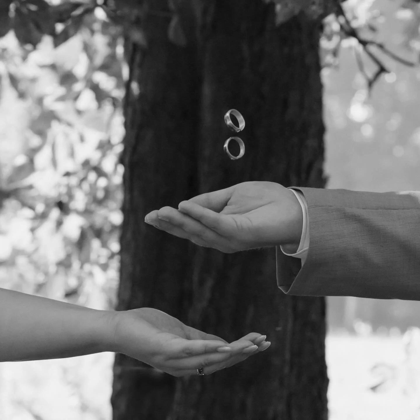 Ringe, Schuhe, Schmuck, Parfum – all diese Dinge sind mehr als nur Accessoires.
Sie spiegeln euren Stil, eure Persönlichkeit und den Zauber dieses Tages wider.
Ich liebe es, diese kleinen Schätze zu fotografieren – denn sie sind