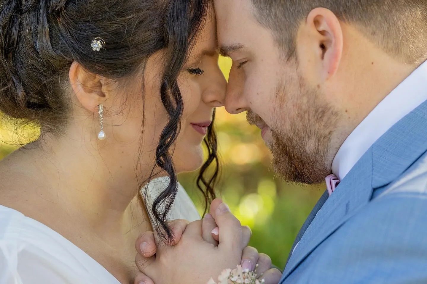 Ein Blick, ein Lachen, eine Umarmung – es sind die kleinen Gesten, die die großen Gefühle zeigen.
Beim Brautpaarshooting fange ich genau diese echten, ungestellten Momente ein. ✨
#baddriburg #höxter #paderborn #heirateninbaddri