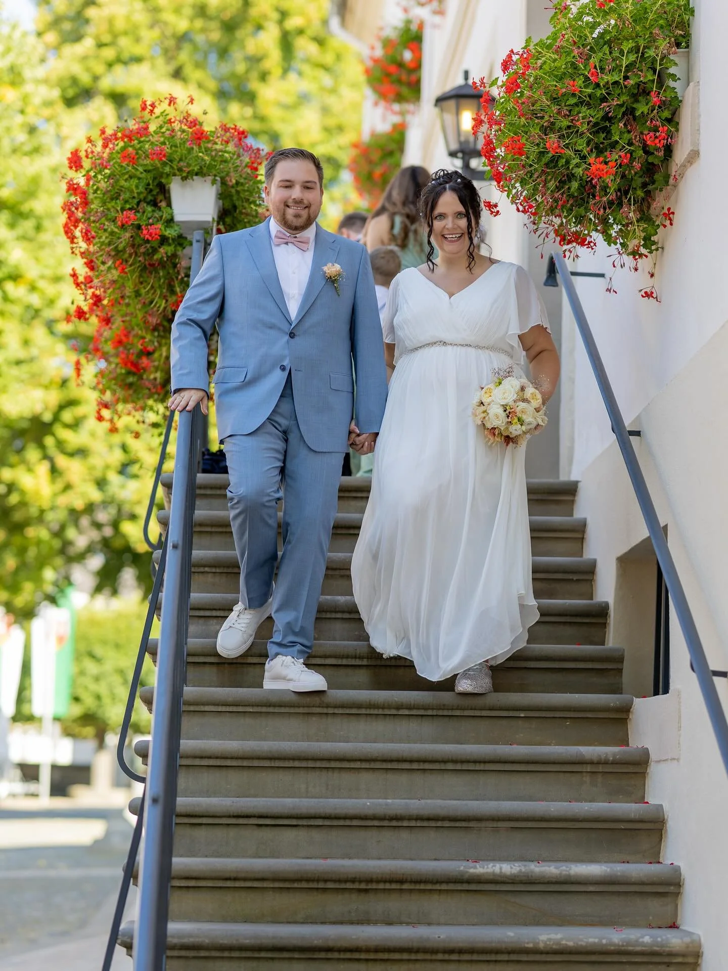 ✨ „Der Auszug“
Hand in Hand, umgeben von Jubel, Konfetti und Liebe – der Moment, in dem ihr als Ehepaar in euer gemeinsames Abenteuer startet. 💕
Jeder Schritt nach vorne ist ein Versprechen, jede Geste ein Erinnerungsstück f&u