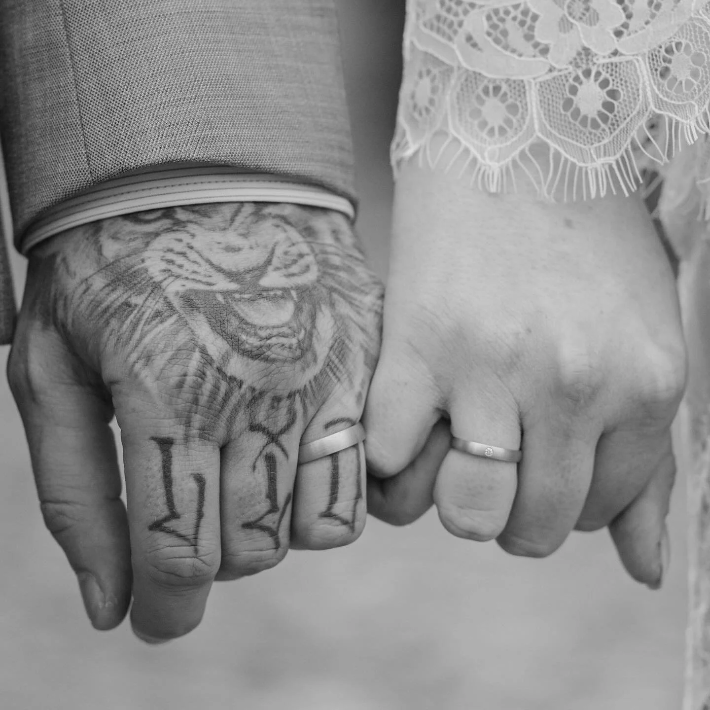 Zwei Ringe, ein Versprechen &ndash; festgehalten in Schwarz-Wei&szlig;.
Kein Glanz, keine Farbe &ndash; nur pure Bedeutung.

#baddriburg #h&ouml;xter #paderborn #heirateninbaddriburg #heirateninh&ouml;xter #heirateninpaderborn #fotografbaddriburg #fo