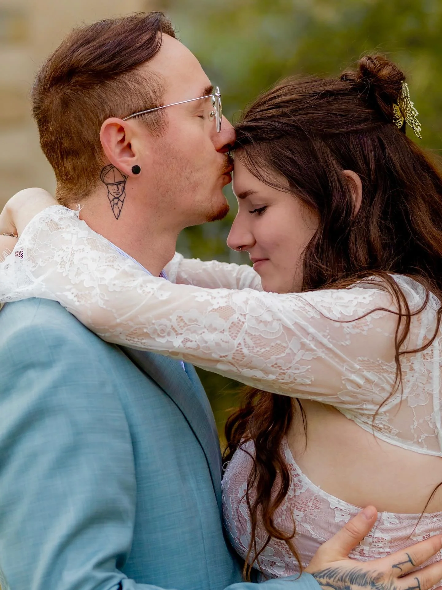 Liebe ist leise und laut zugleich.
Sie zeigt sich in kleinen Blicken, in zuf&auml;lligen Ber&uuml;hrungen, im L&auml;cheln, das man nicht zur&uuml;ckhalten kann.

#baddriburg #h&ouml;xter #paderborn #heirateninbaddriburg #heirateninh&ouml;xter #heira