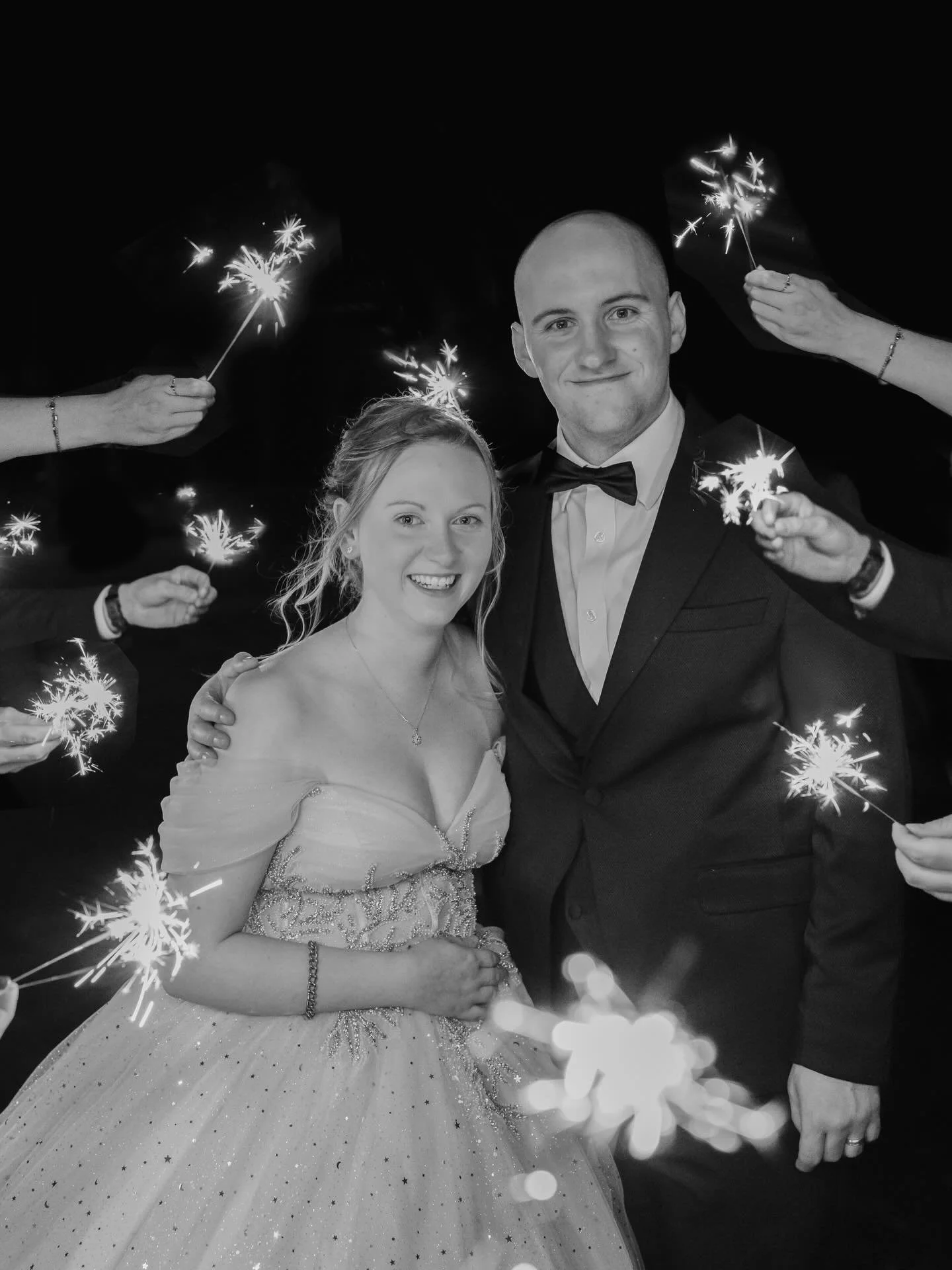 Ein inszenierter Moment im richtigen Licht.
Zwei Menschen, ein Gef&uuml;hl.
Kein Blickkontakt n&ouml;tig &ndash; die Verbindung ist trotzdem da.

#heirateninh&ouml;xter #hochzeitsfotografpaderborn #hchzeitsfotografbaddriburg #hochzeitsfotografie #hoc