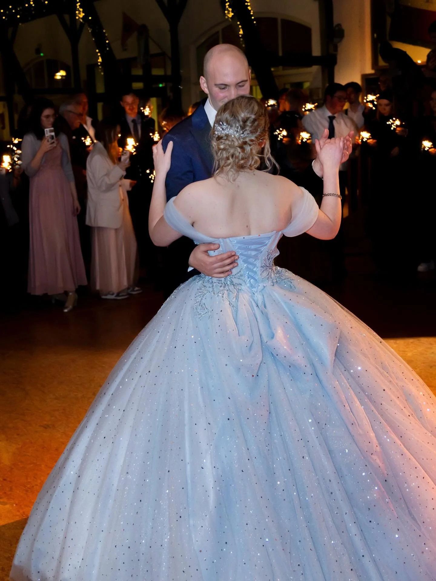 Ein Moment voller Gef&uuml;hl: Das erste Lied, die ersten Schritte als Ehepaar, umgeben von all den Menschen, die euch lieben. Die funkelnden Lichter, das Glitzern im Kleid und die leisen Gespr&auml;che im Hintergrund verschwimmen zu einer einzigen E