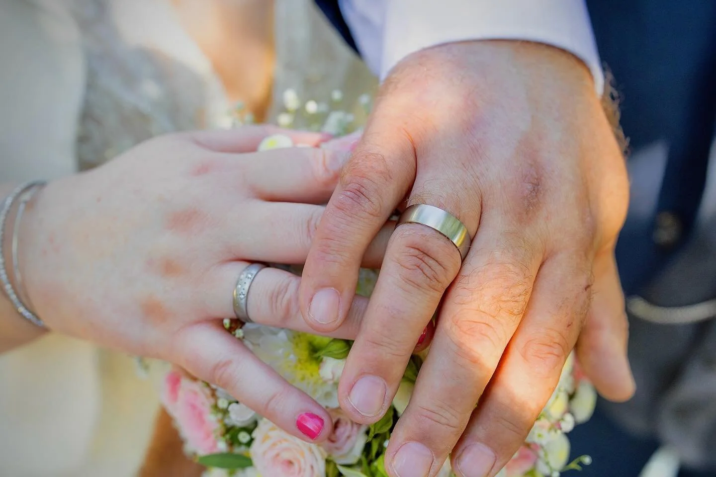 Zwei H&auml;nde, ein Versprechen, ein Leben.

#Hochzeitsfotografh&ouml;xter #hochzeitsfotografpaderborn #hochzeitsfotografbaddriburg #hochzeitsfotografie