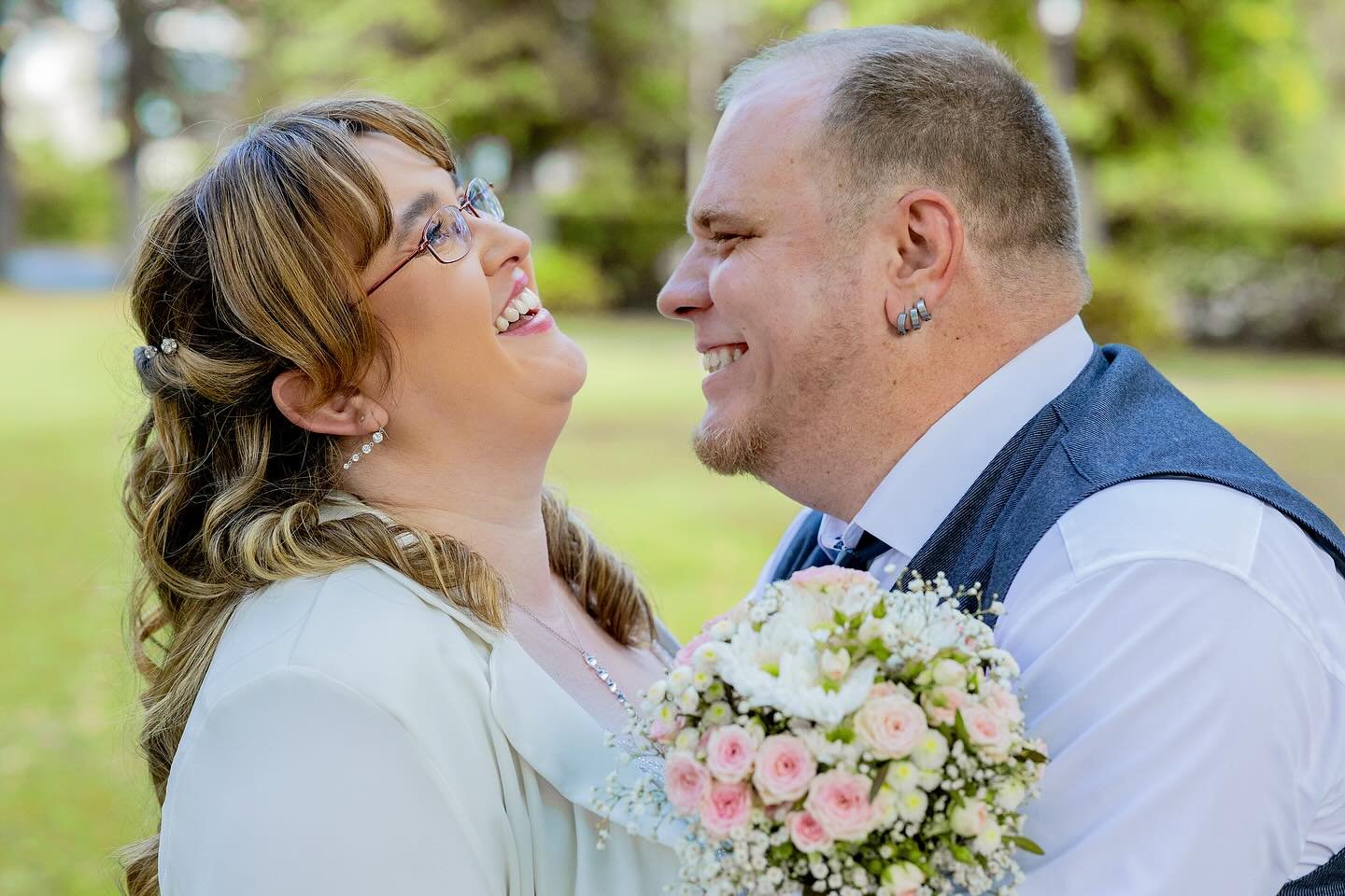 Nat&uuml;rlich entstehen beim Brautpaarshooting auch einige klassische, gestellte Aufnahmen. Der Hauptteil des Shootings sollte euch jedoch nat&uuml;rlich zeigen, ohne verkrampfte Posen oder k&uuml;nstliche Situationen. Wichtig ist, dass ihr euch woh