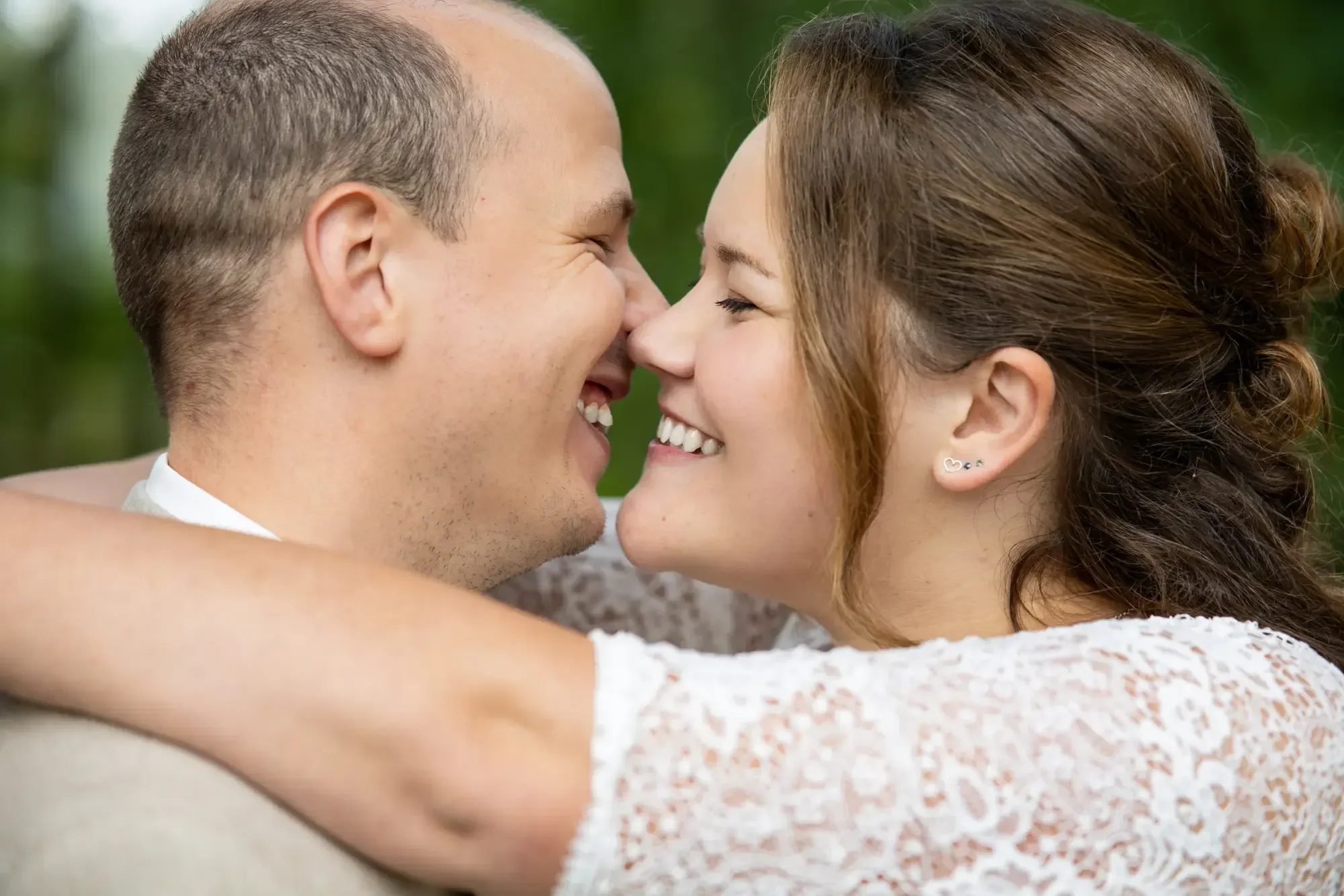 Brautpaar küsst sich nach der Hochzeit im Heinz Nixdorf MuseumsForum