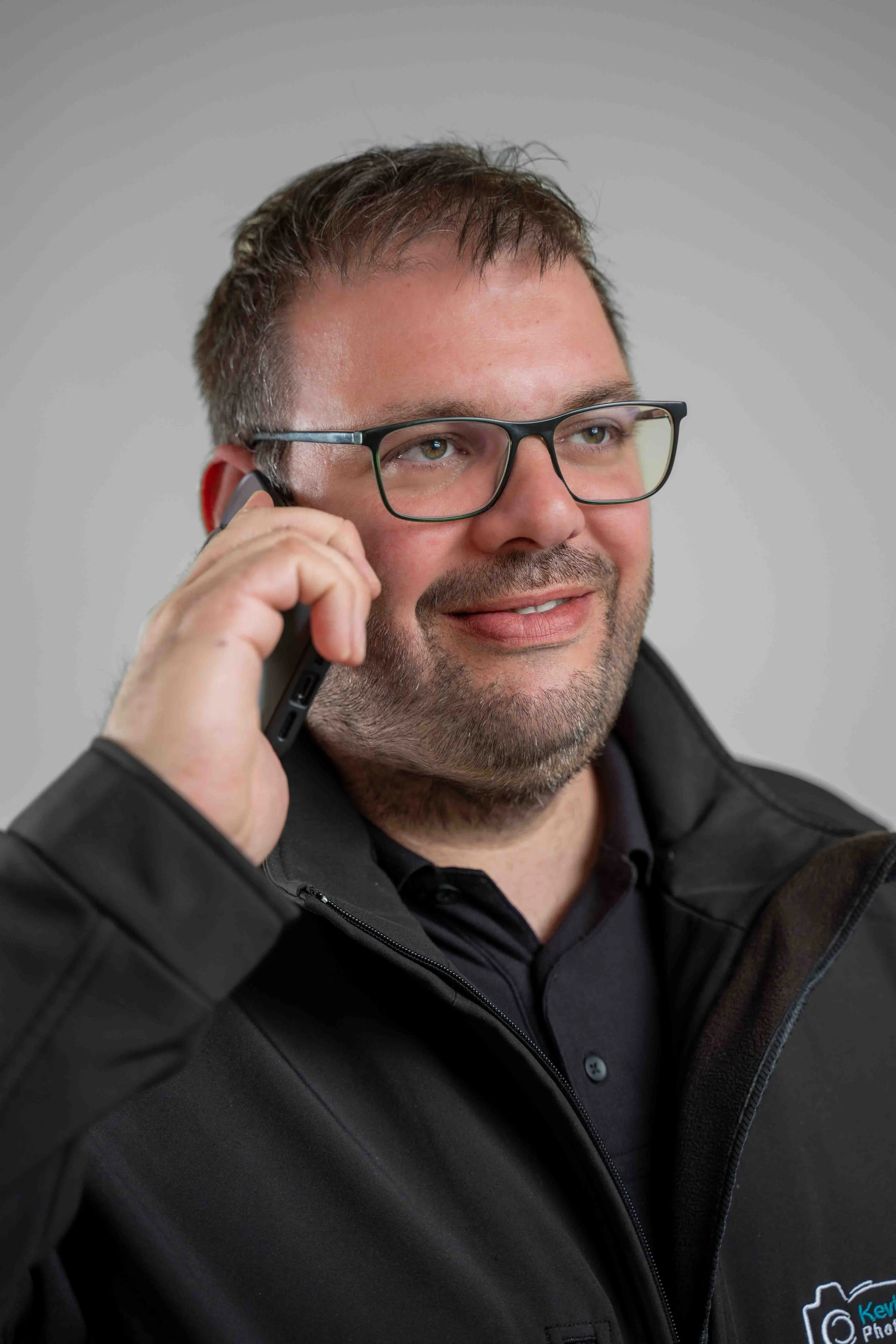 Hochzeitsfotograf Kevin Brand beim telefonieren.