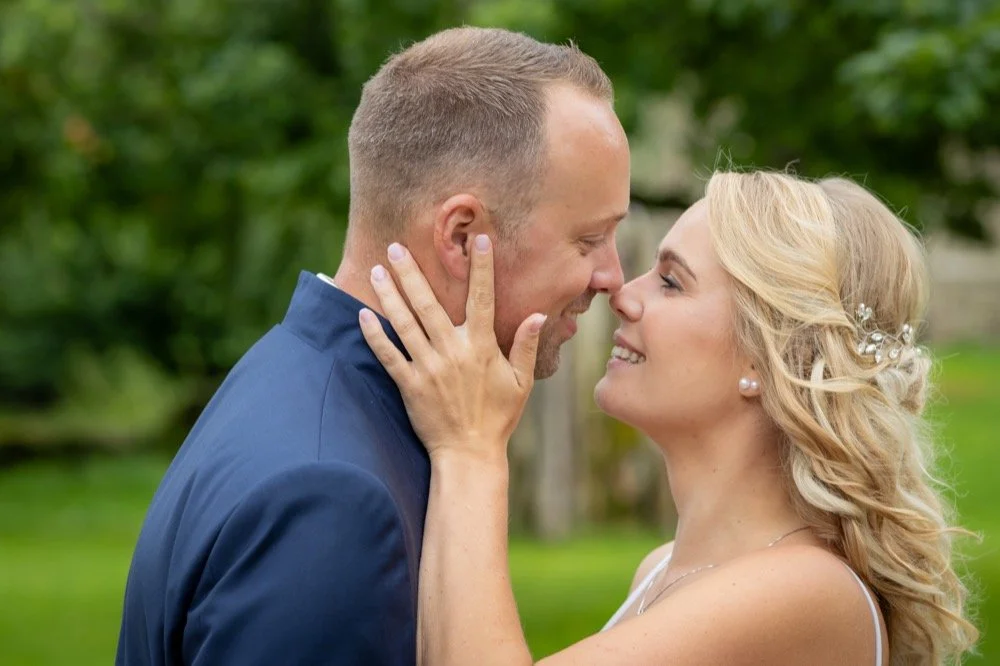 Brautpaar aus Warburg lächelt sich an und ist kurz davor sich zu küssen