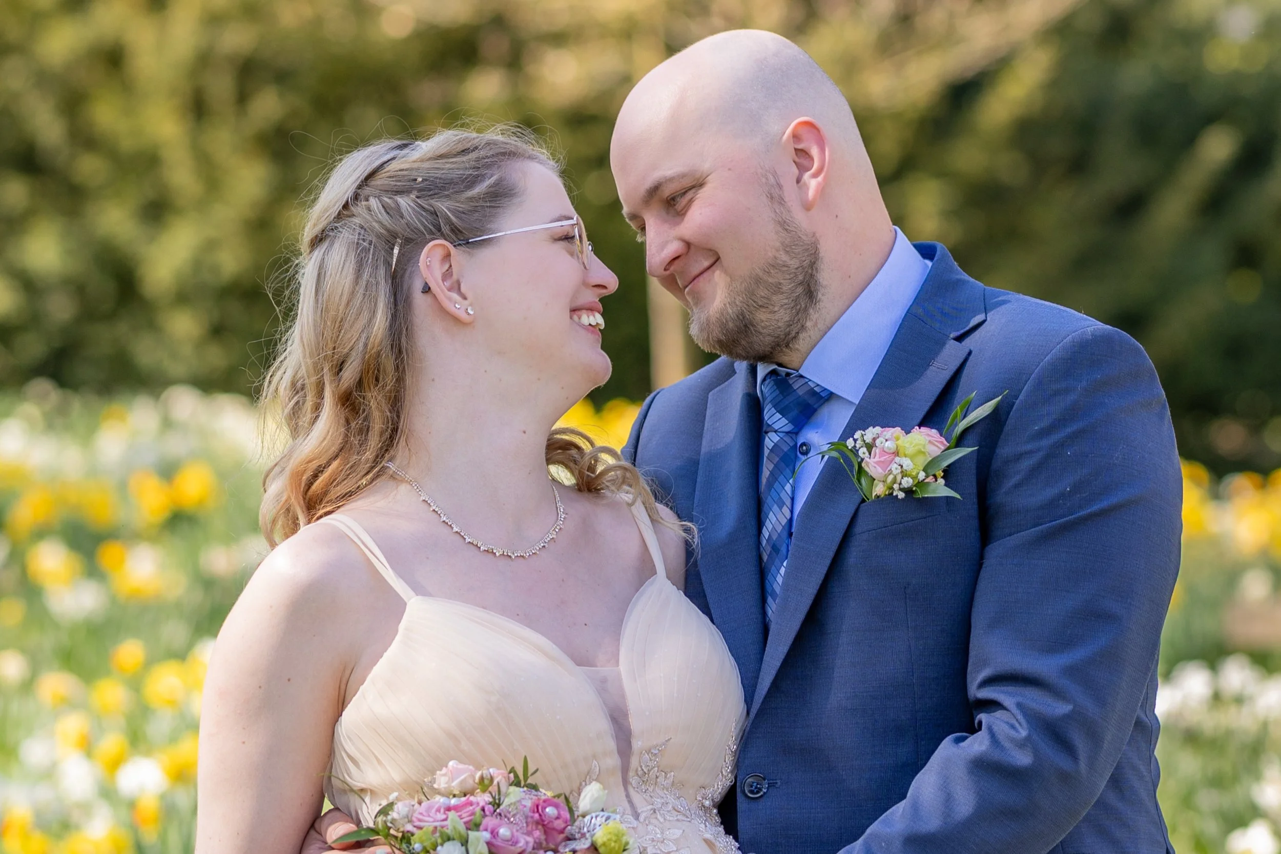 Eine Hochschwangere Braut beim Fotoshooting in Schloß Neuhaus