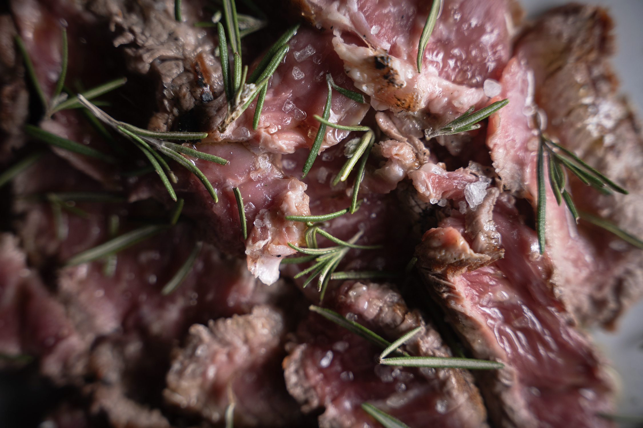 Carne cruda di manzo con rosmarino e sale grosso