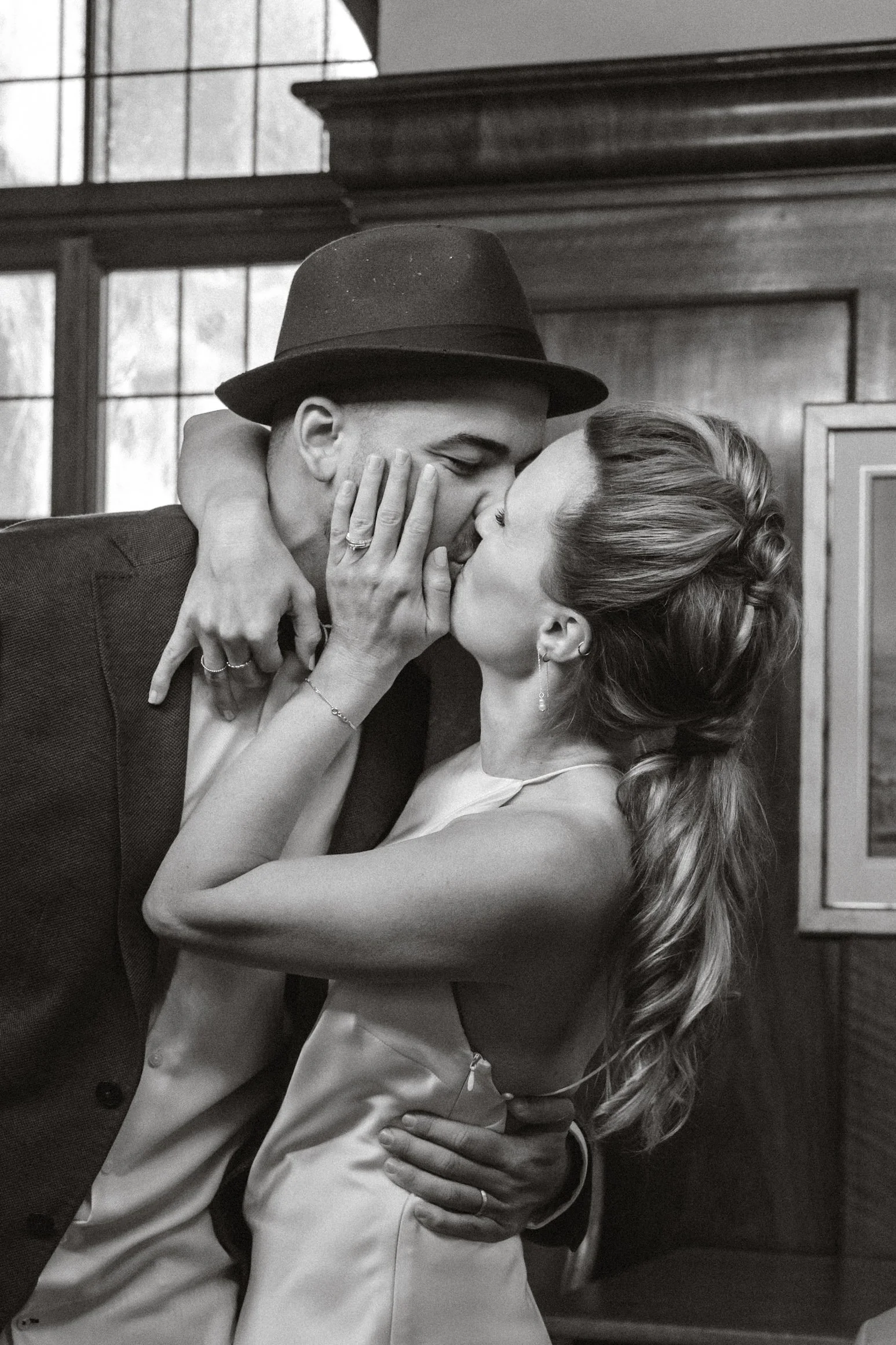 Brautpaar küsst sich im Standesamt in St. Gallen bei einer zivilen Hochzeitsfeier.